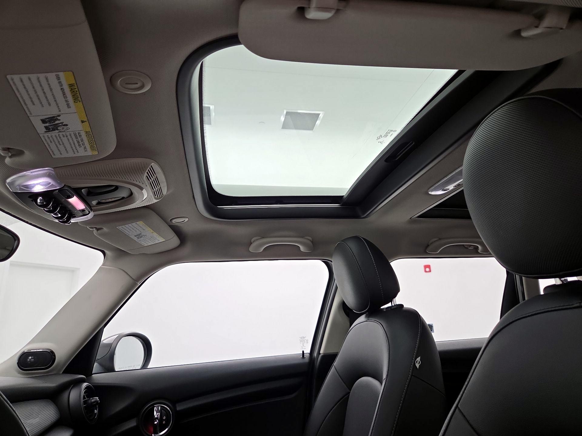 Thumbnail: 2015 MINI Cooper Hardtop - 18