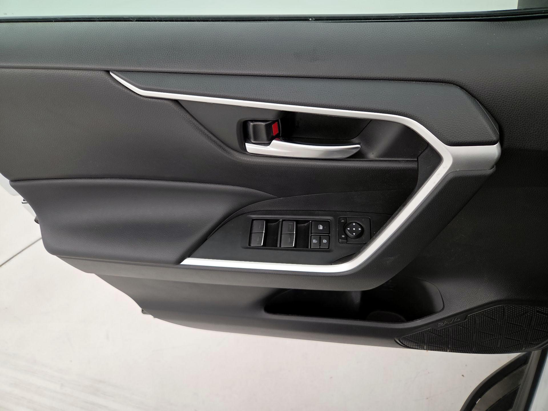 Thumbnail: 2022 Toyota RAV4 - 12