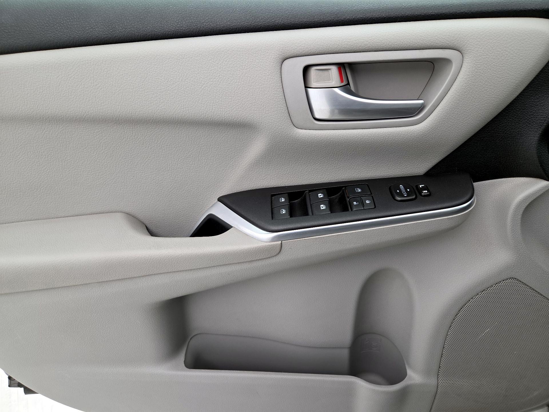 Thumbnail: 2016 Toyota Camry - 12