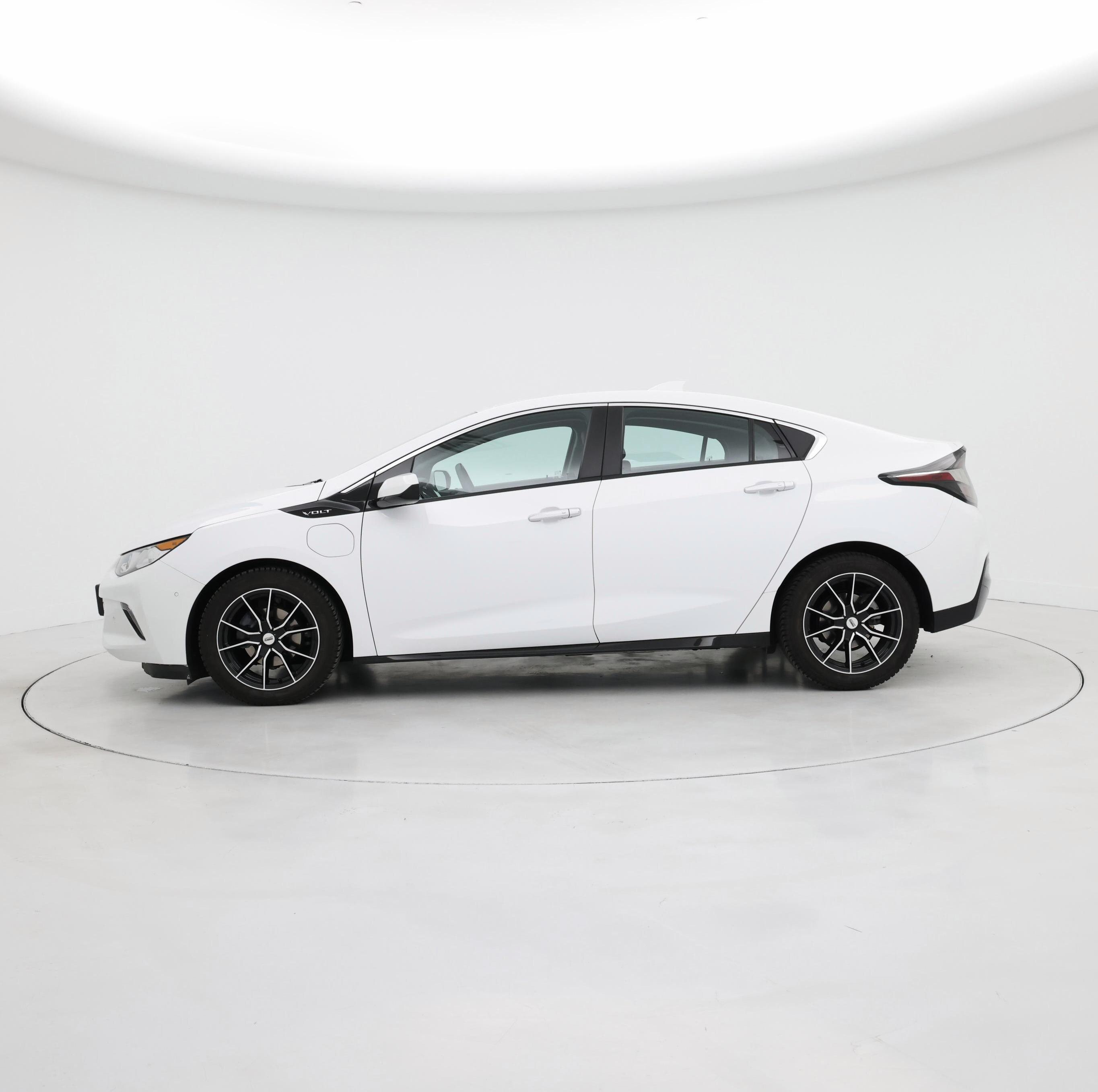 Thumbnail: 2017 Chevrolet Volt - 3