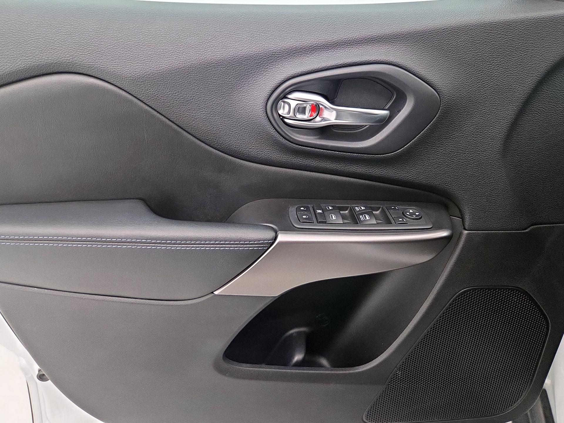 Thumbnail: 2020 Jeep Cherokee - 12