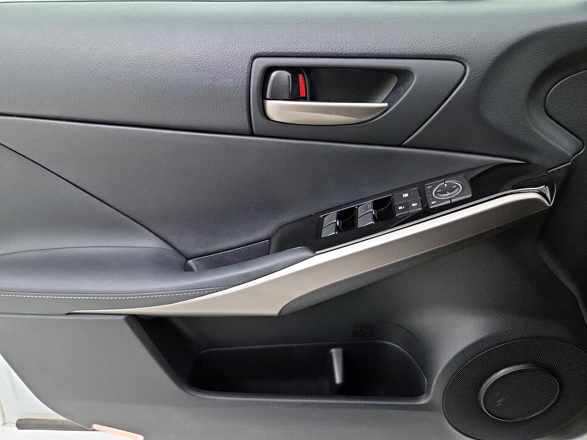 Thumbnail: 2017 Lexus IS - 12