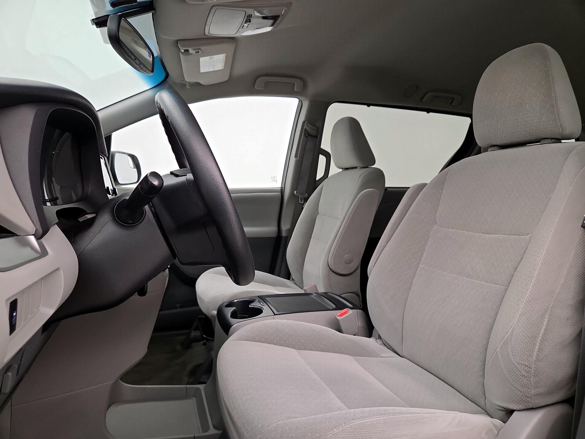 Thumbnail: 2015 Toyota Sienna - 11