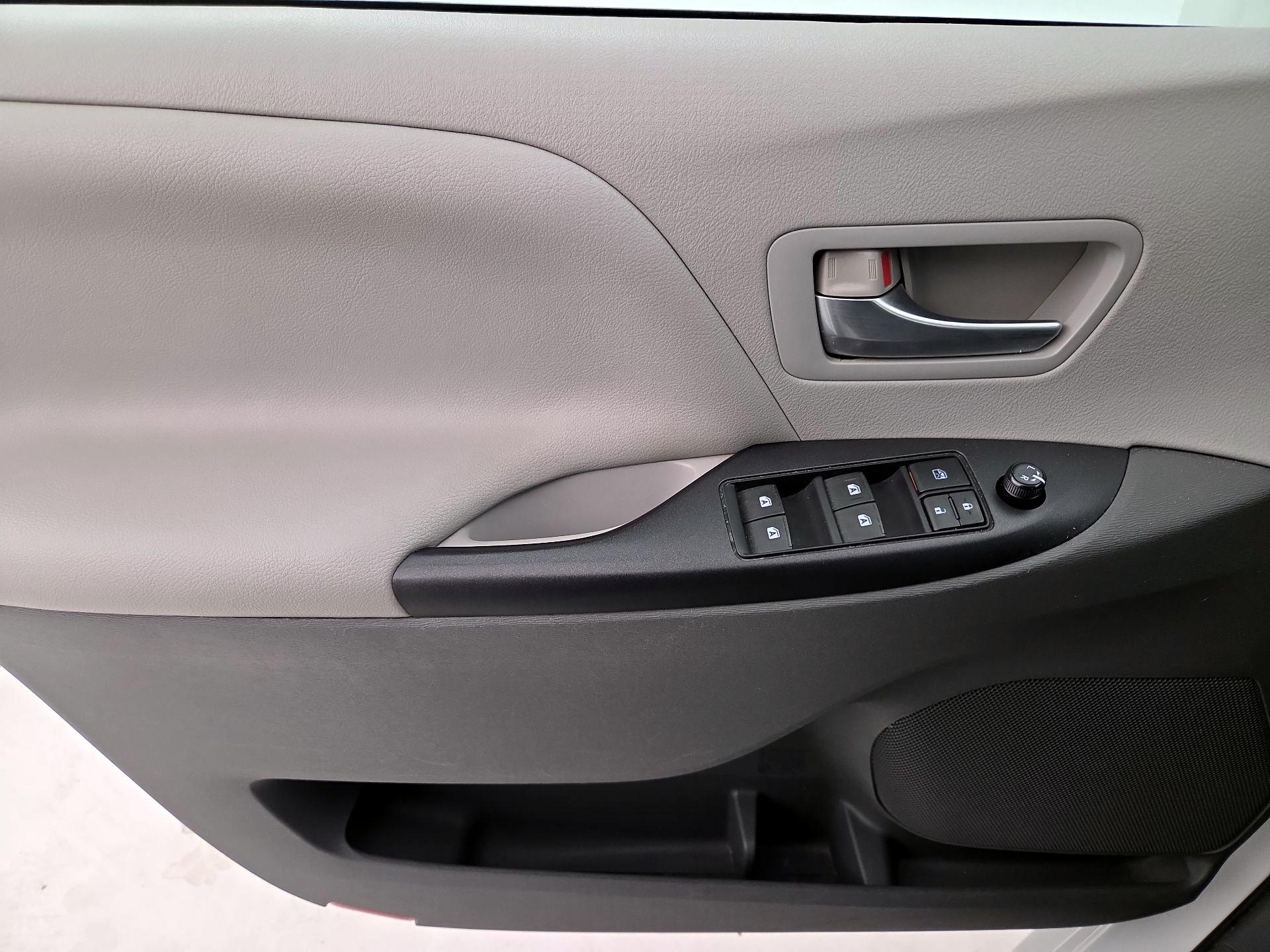 Thumbnail: 2015 Toyota Sienna - 12