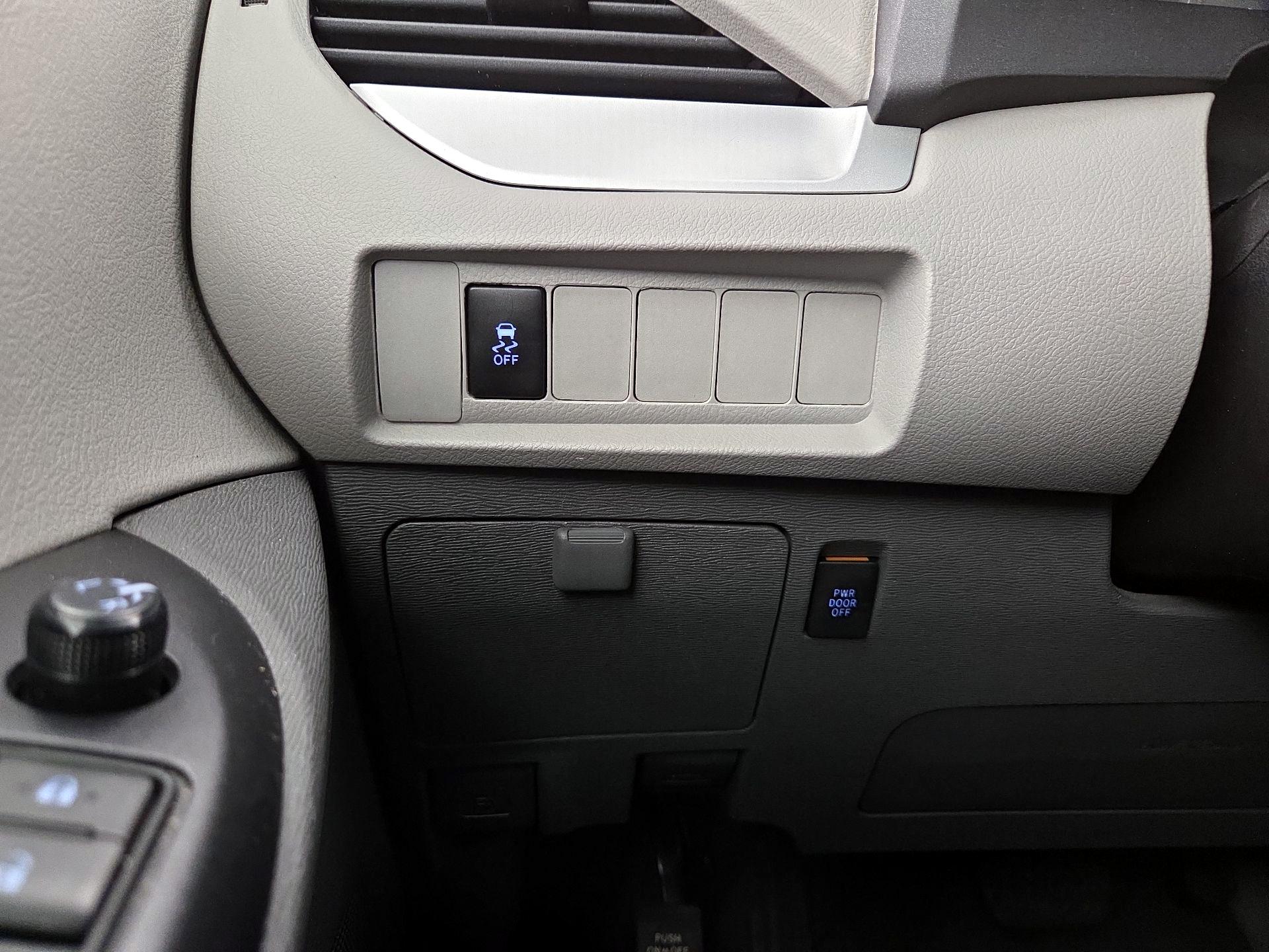 Thumbnail: 2015 Toyota Sienna - 13