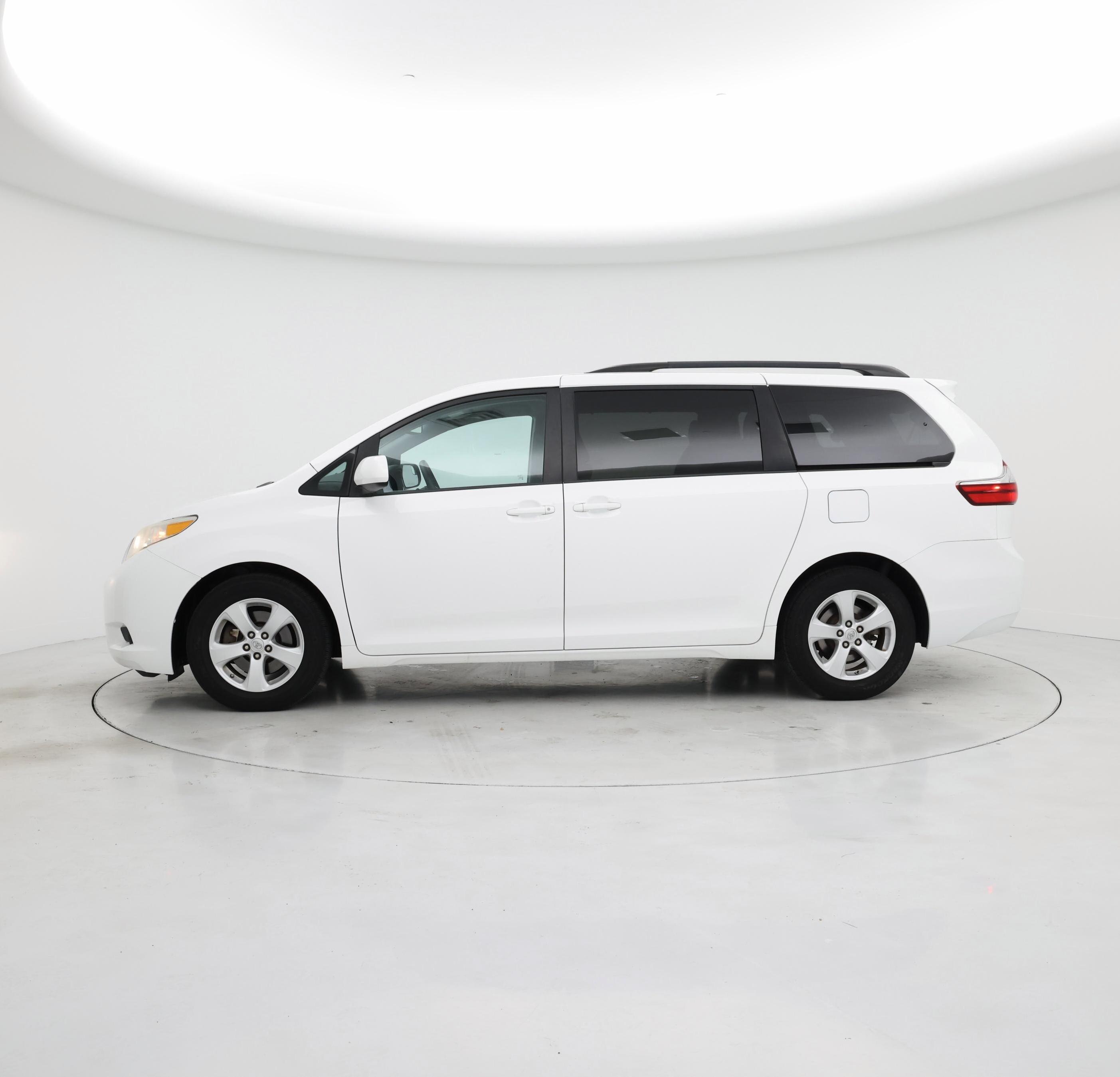 Thumbnail: 2015 Toyota Sienna - 3