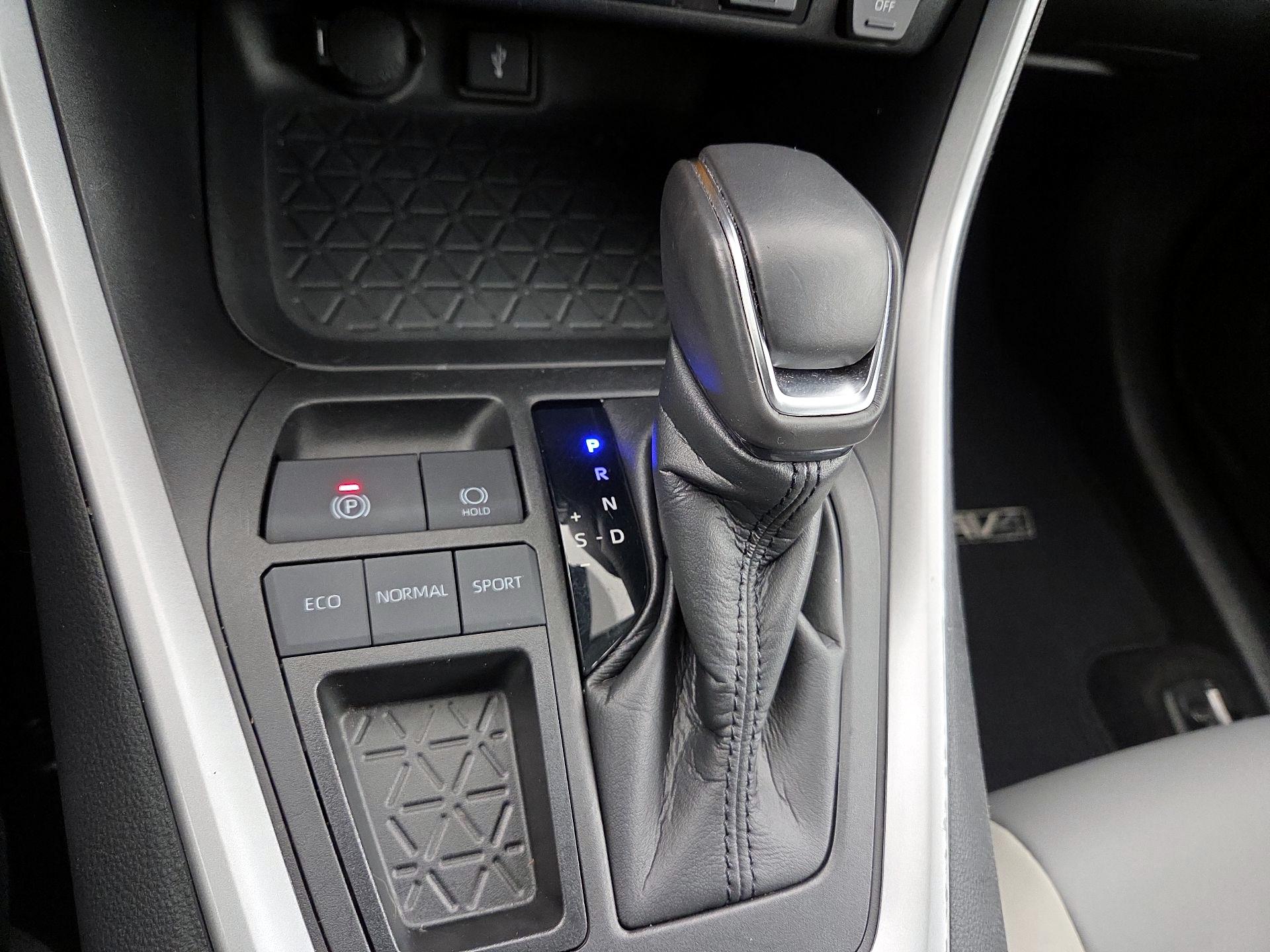 Thumbnail: 2021 Toyota RAV4 - 17