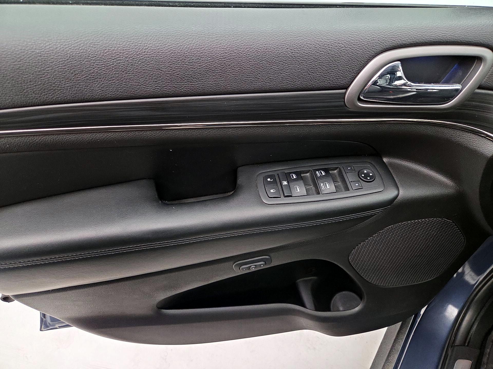 Thumbnail: 2019 Jeep Grand Cherokee - 12