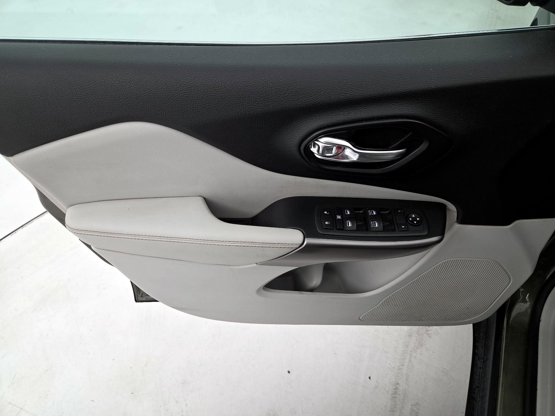 Thumbnail: 2021 Jeep Cherokee - 12