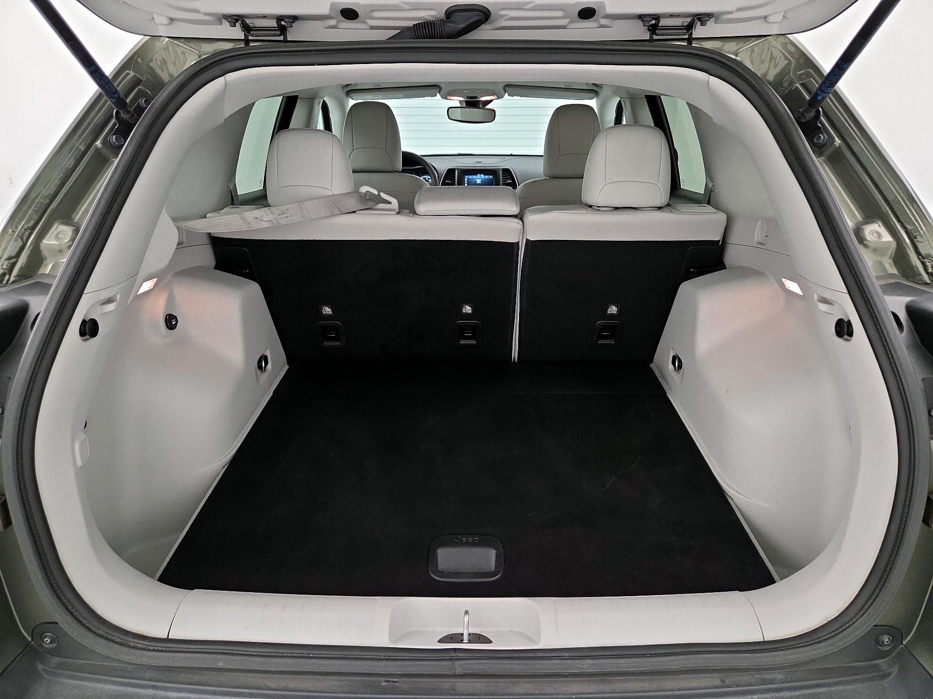 Thumbnail: 2021 Jeep Cherokee - 20