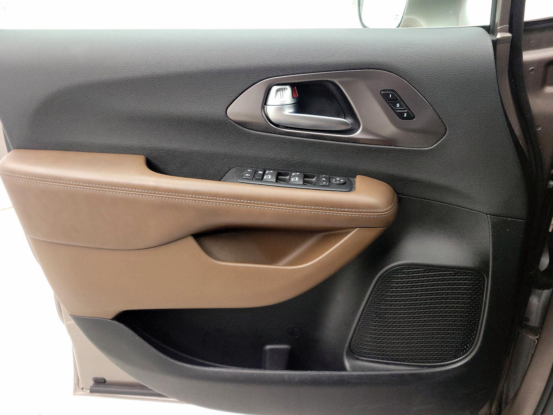 Thumbnail: 2017 Chrysler Pacifica - 12