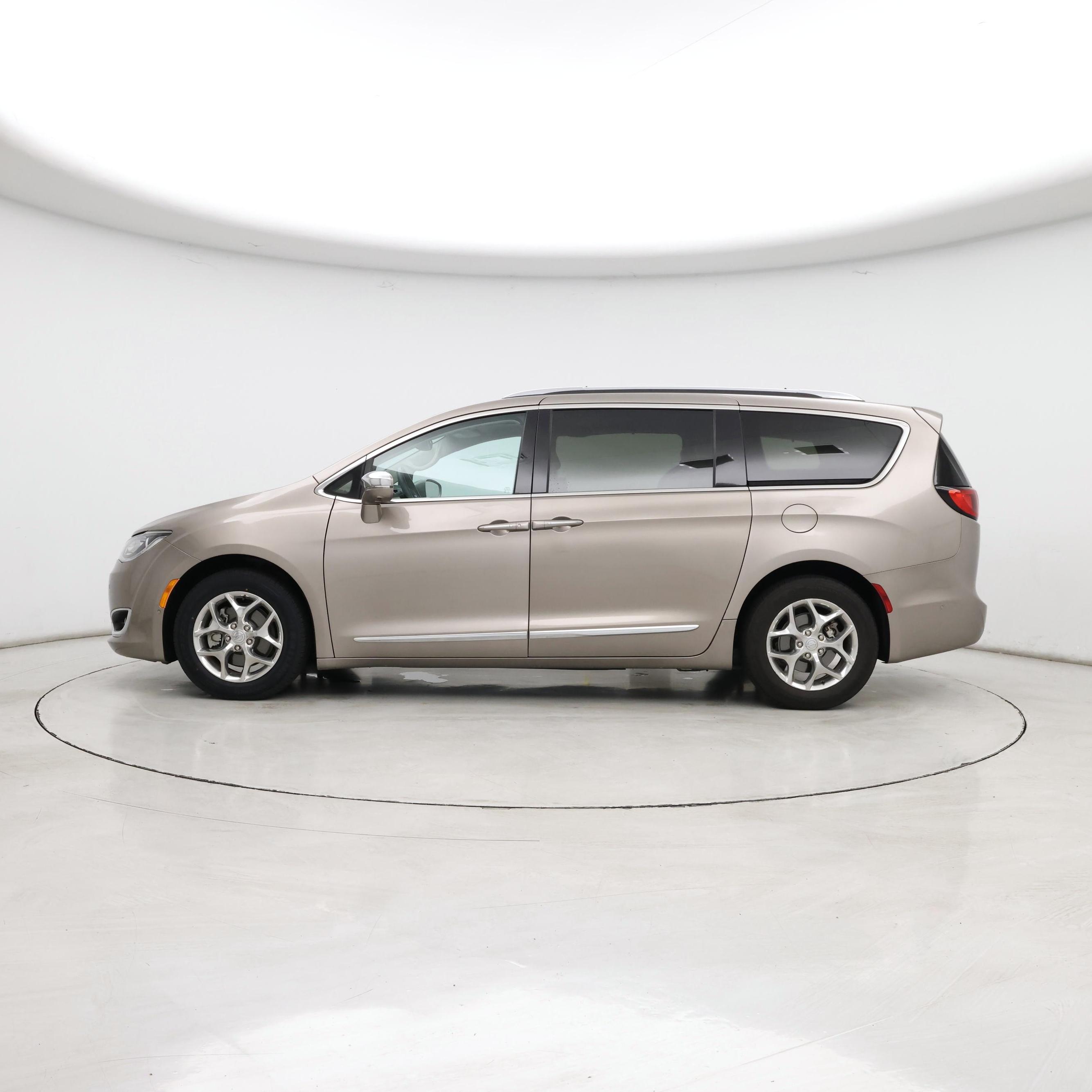 Thumbnail: 2017 Chrysler Pacifica - 3