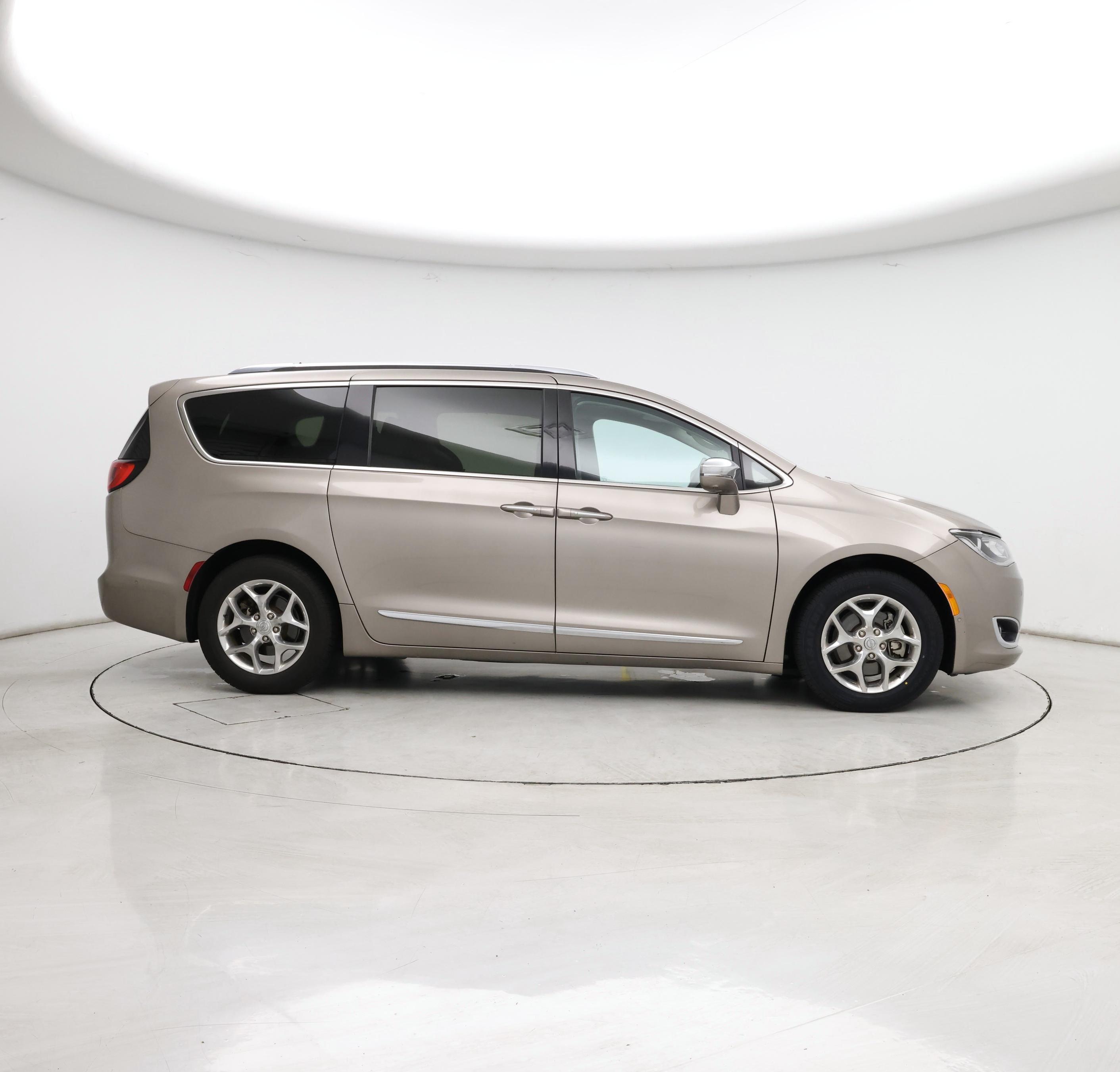 Thumbnail: 2017 Chrysler Pacifica - 7