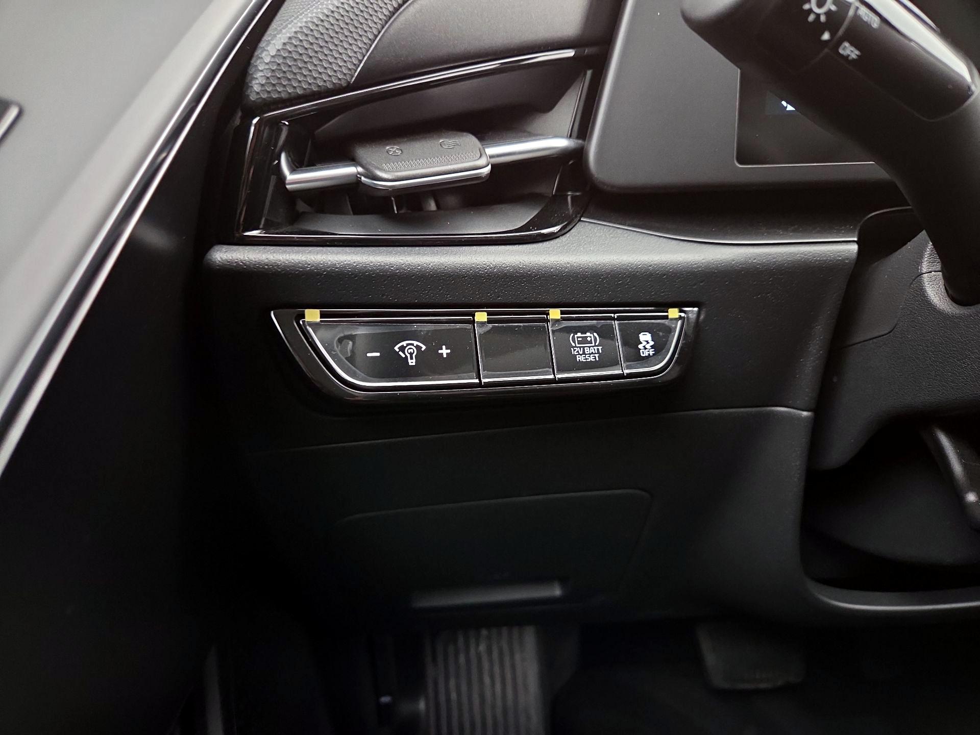 Thumbnail: 2025 Kia Niro - 13