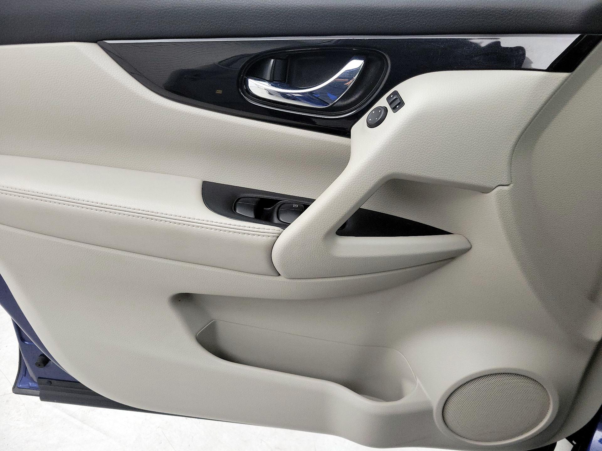 Thumbnail: 2017 Nissan Rogue Sport - 12