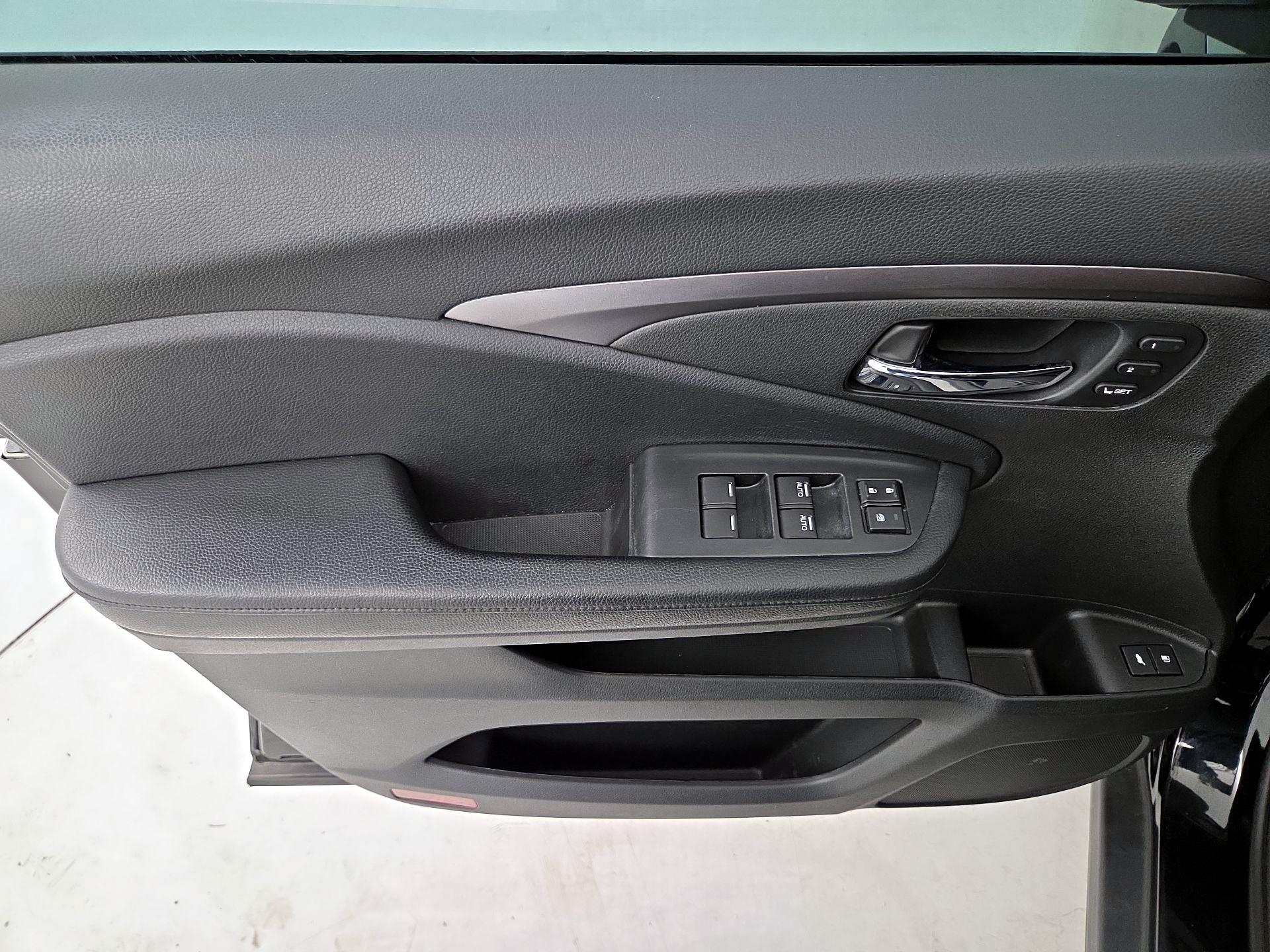 Thumbnail: 2019 Honda Pilot - 12