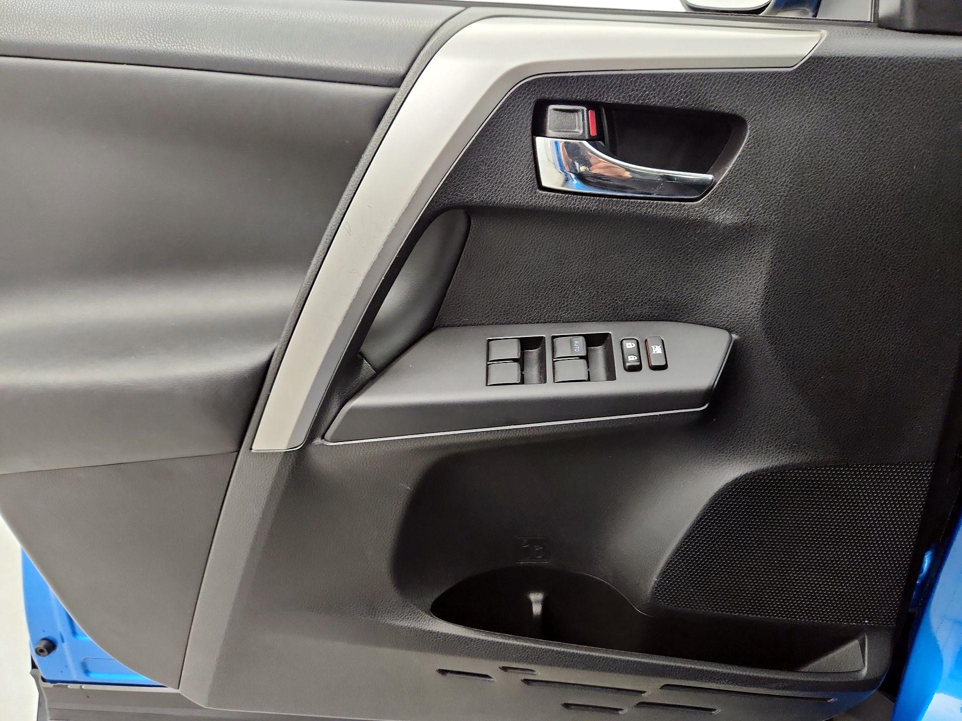 Thumbnail: 2016 Toyota RAV4 - 12