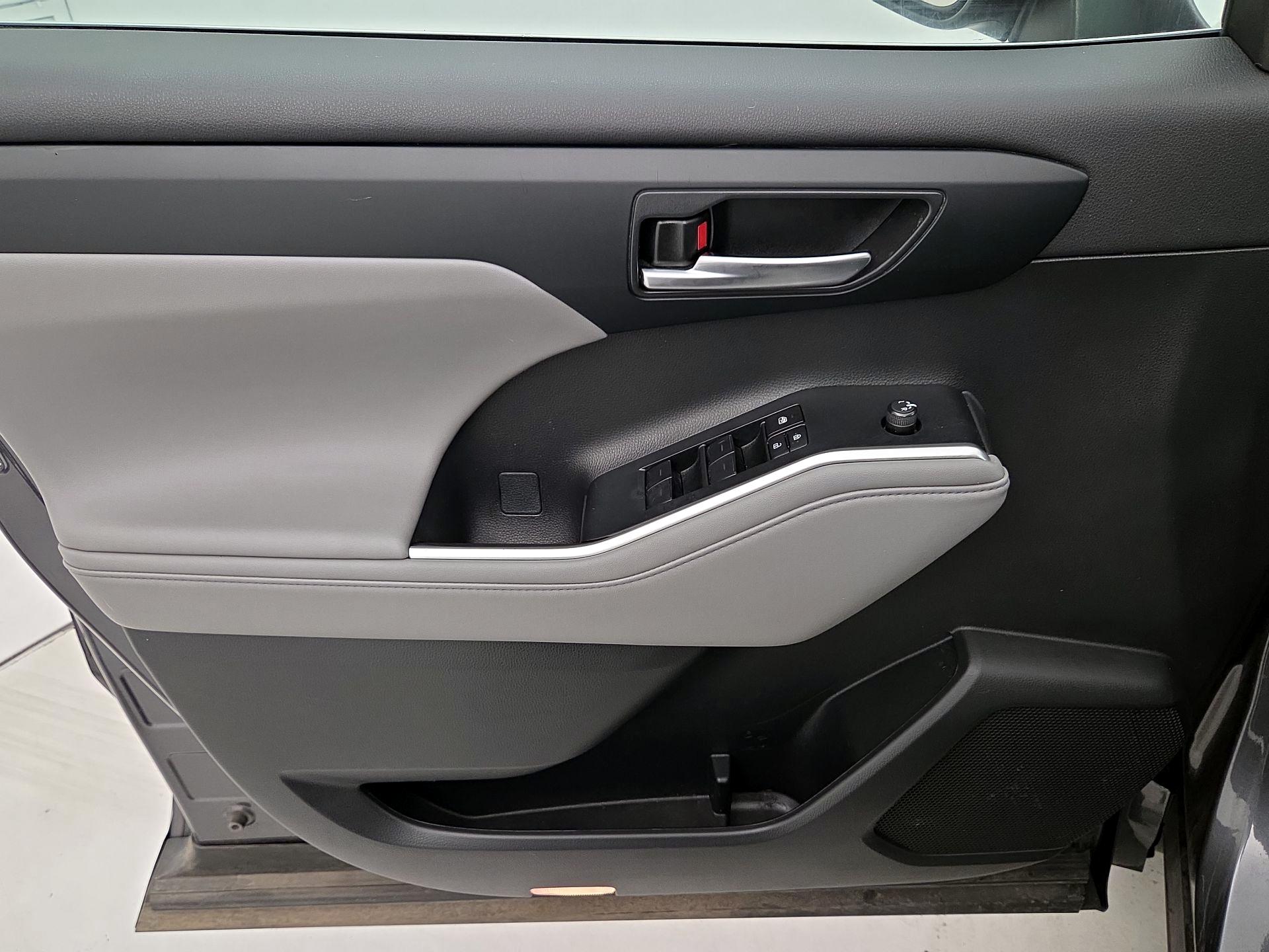 Thumbnail: 2023 Toyota Highlander - 12