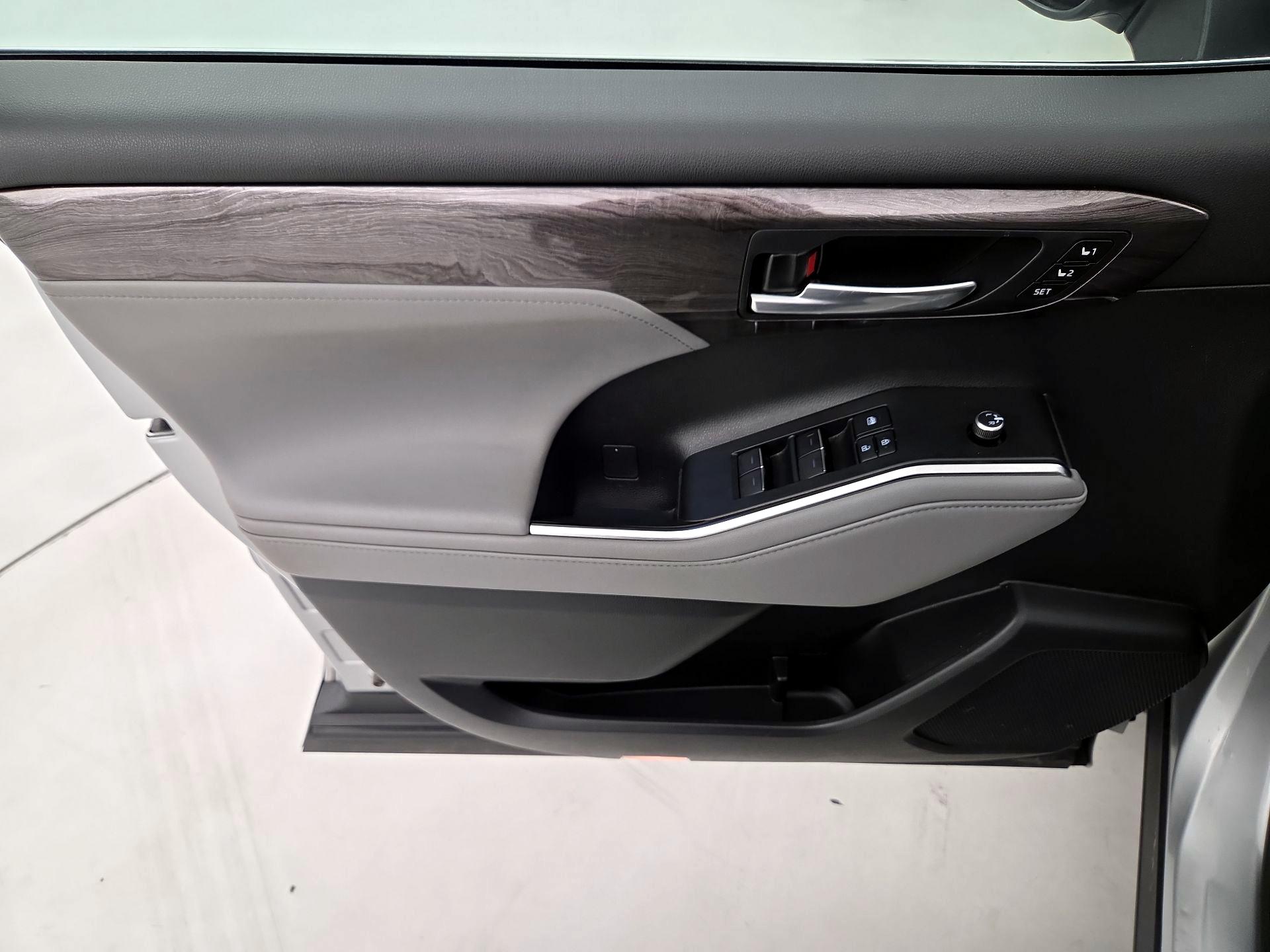 Thumbnail: 2021 Toyota Highlander - 12