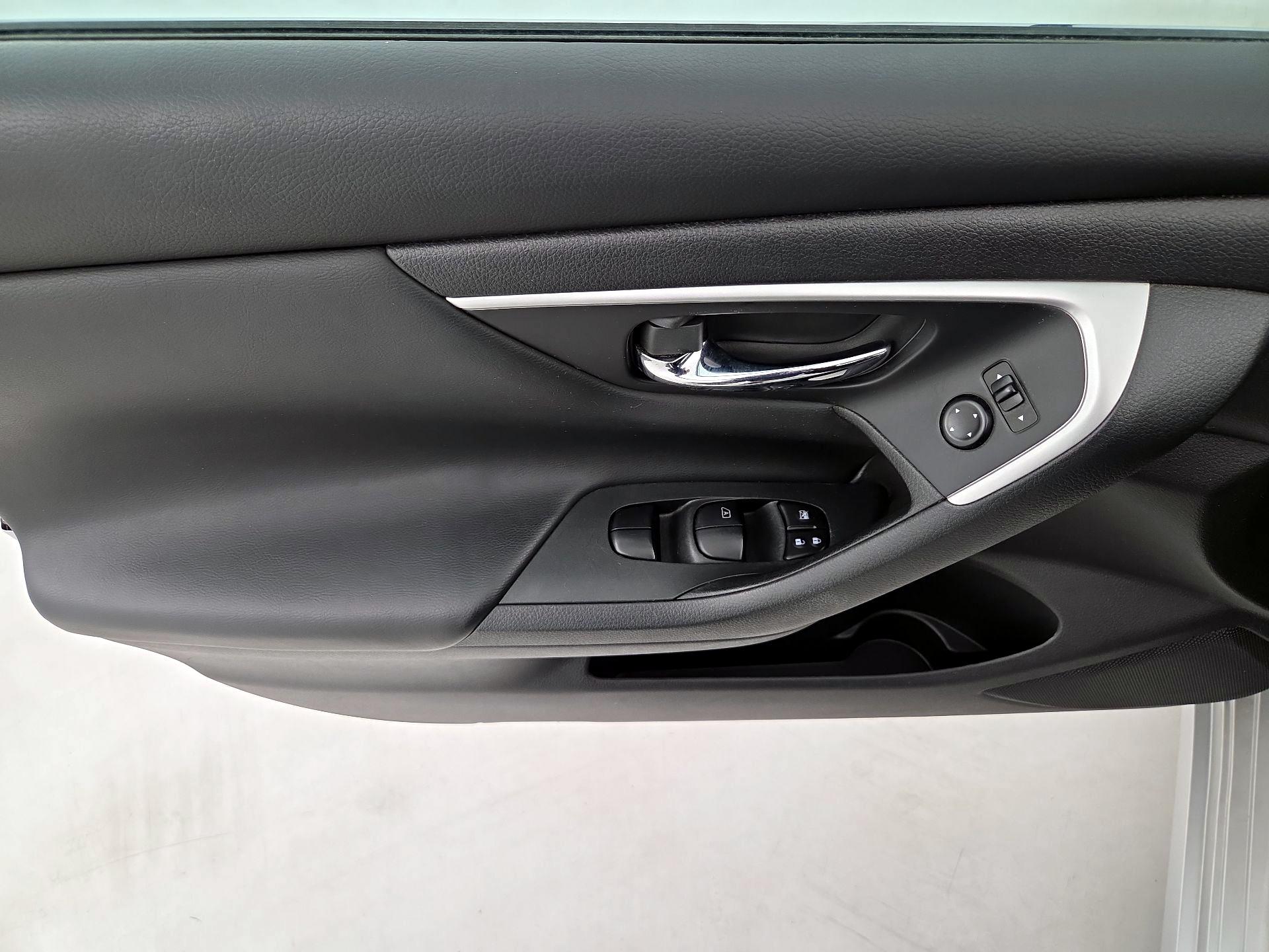 Thumbnail: 2016 Nissan Altima - 12