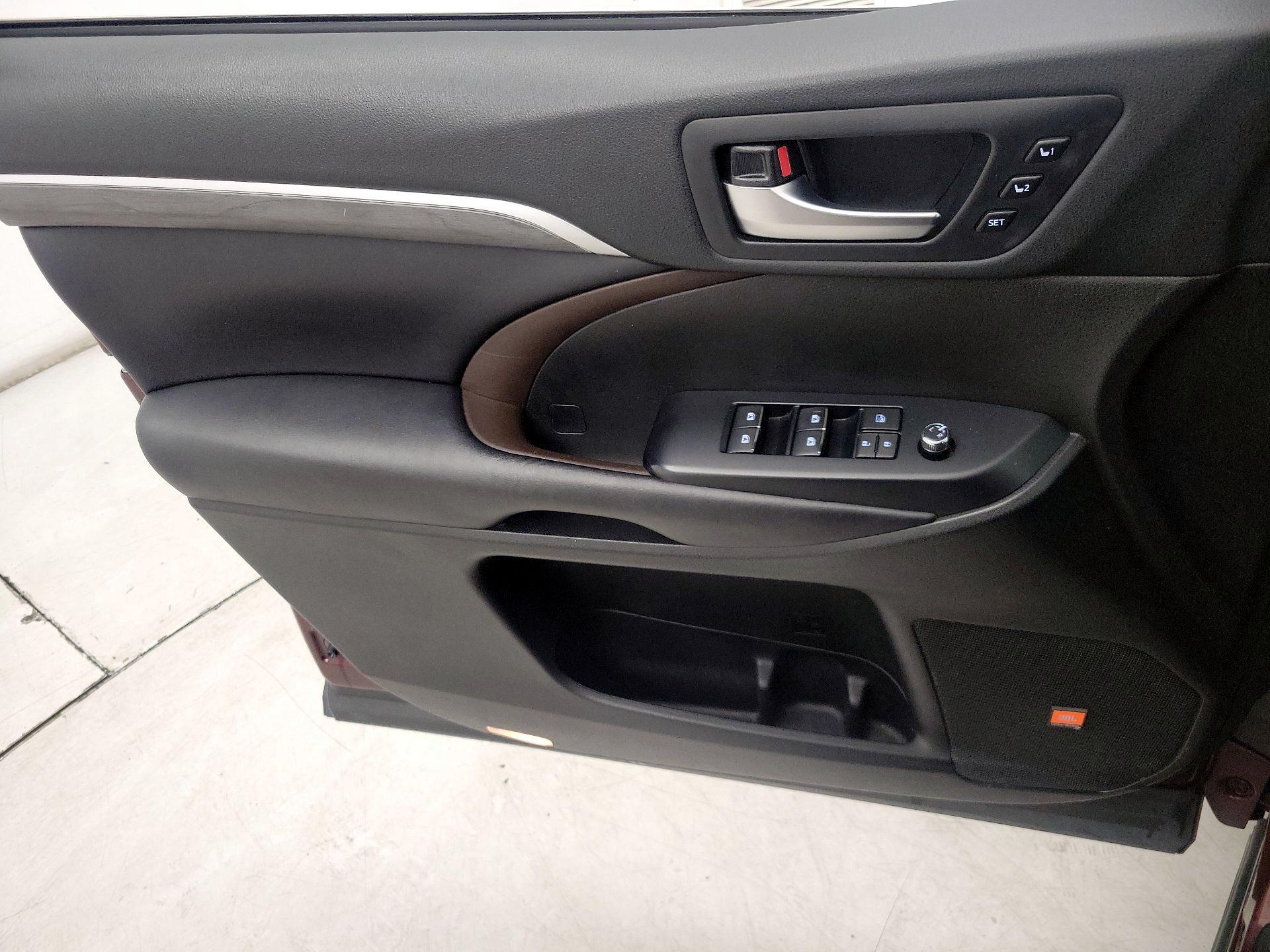 Thumbnail: 2019 Toyota Highlander - 12