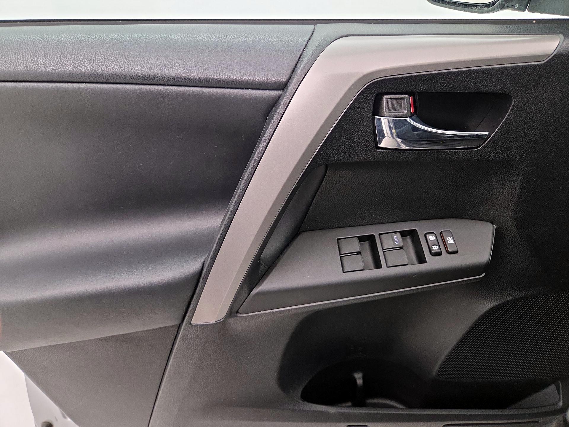 Thumbnail: 2016 Toyota RAV4 - 12