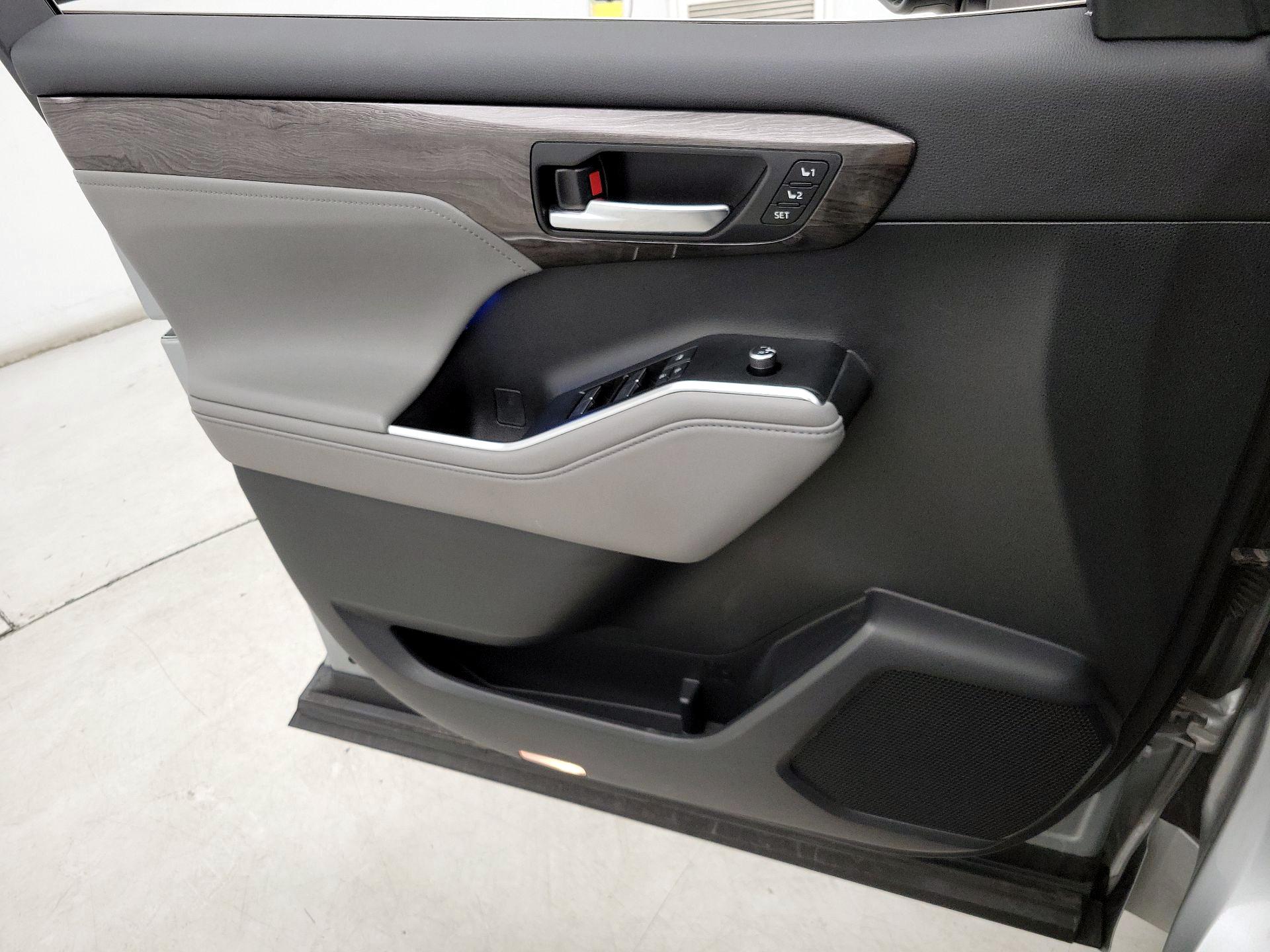 Thumbnail: 2020 Toyota Highlander - 12