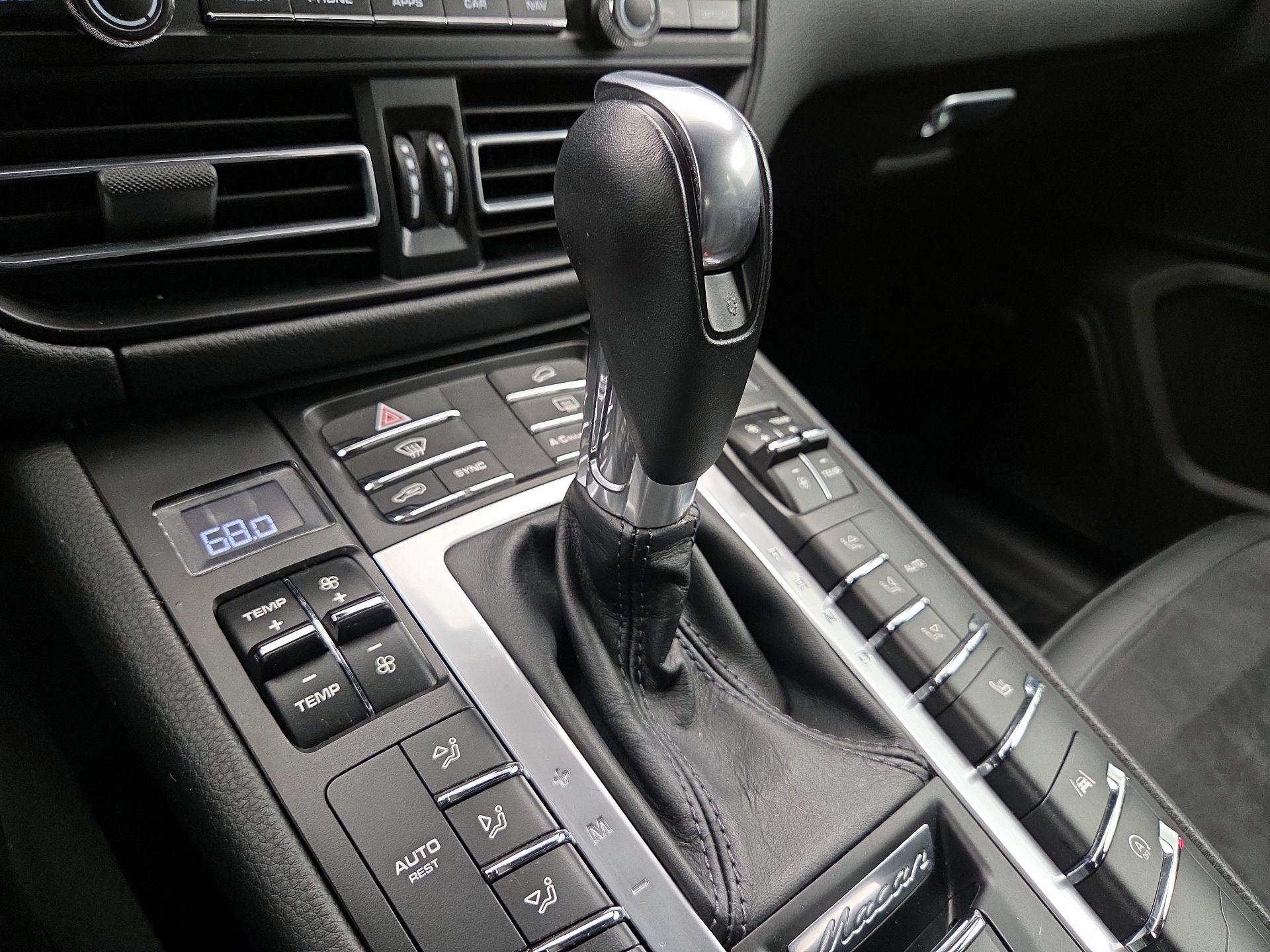 Thumbnail: 2021 Porsche Macan - 17