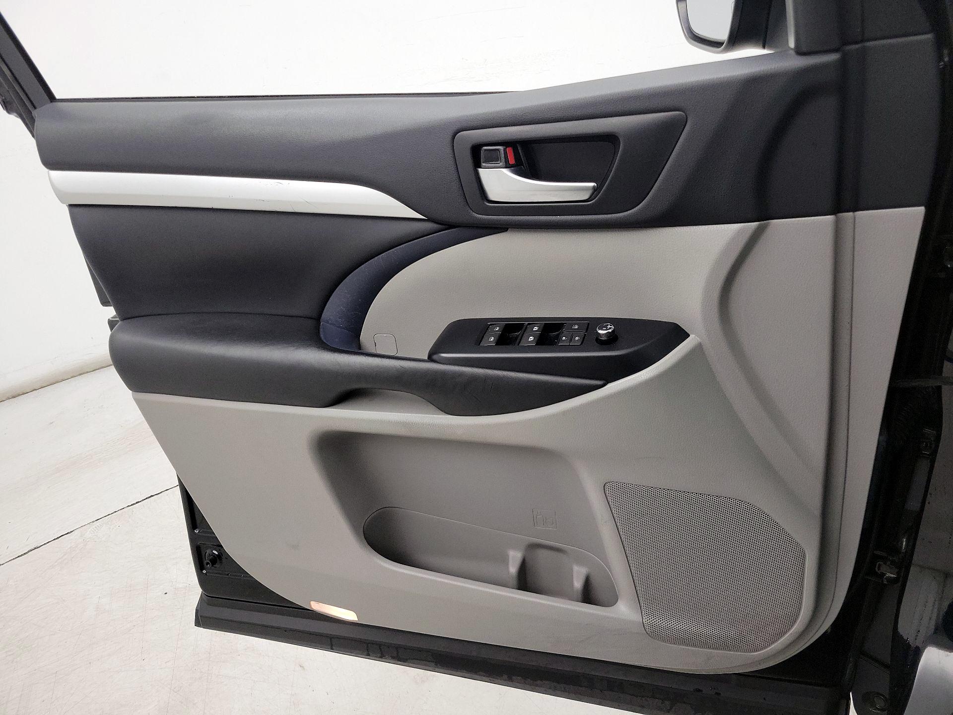 Thumbnail: 2019 Toyota Highlander - 12