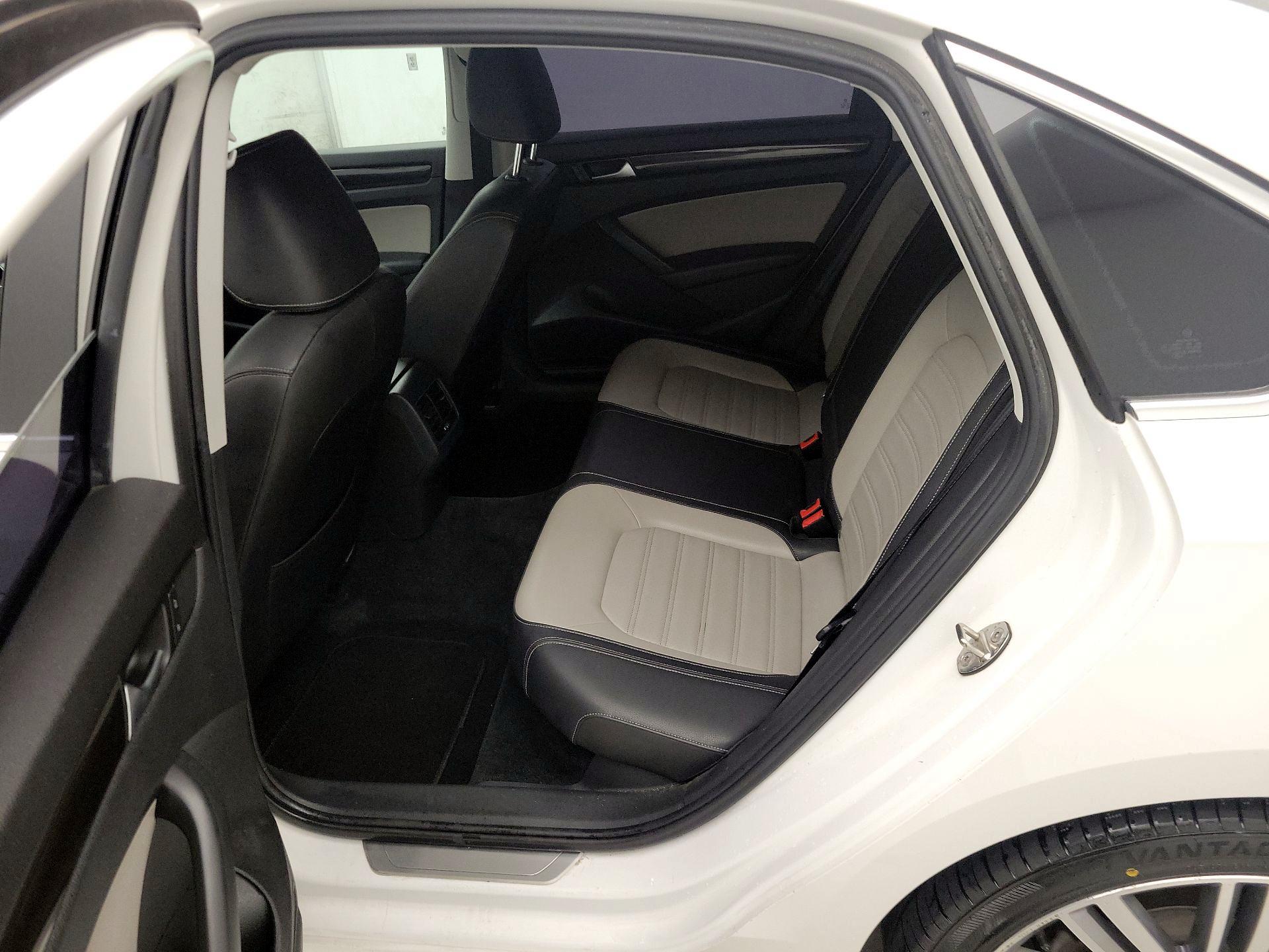 Thumbnail: 2015 Volkswagen Passat - 19