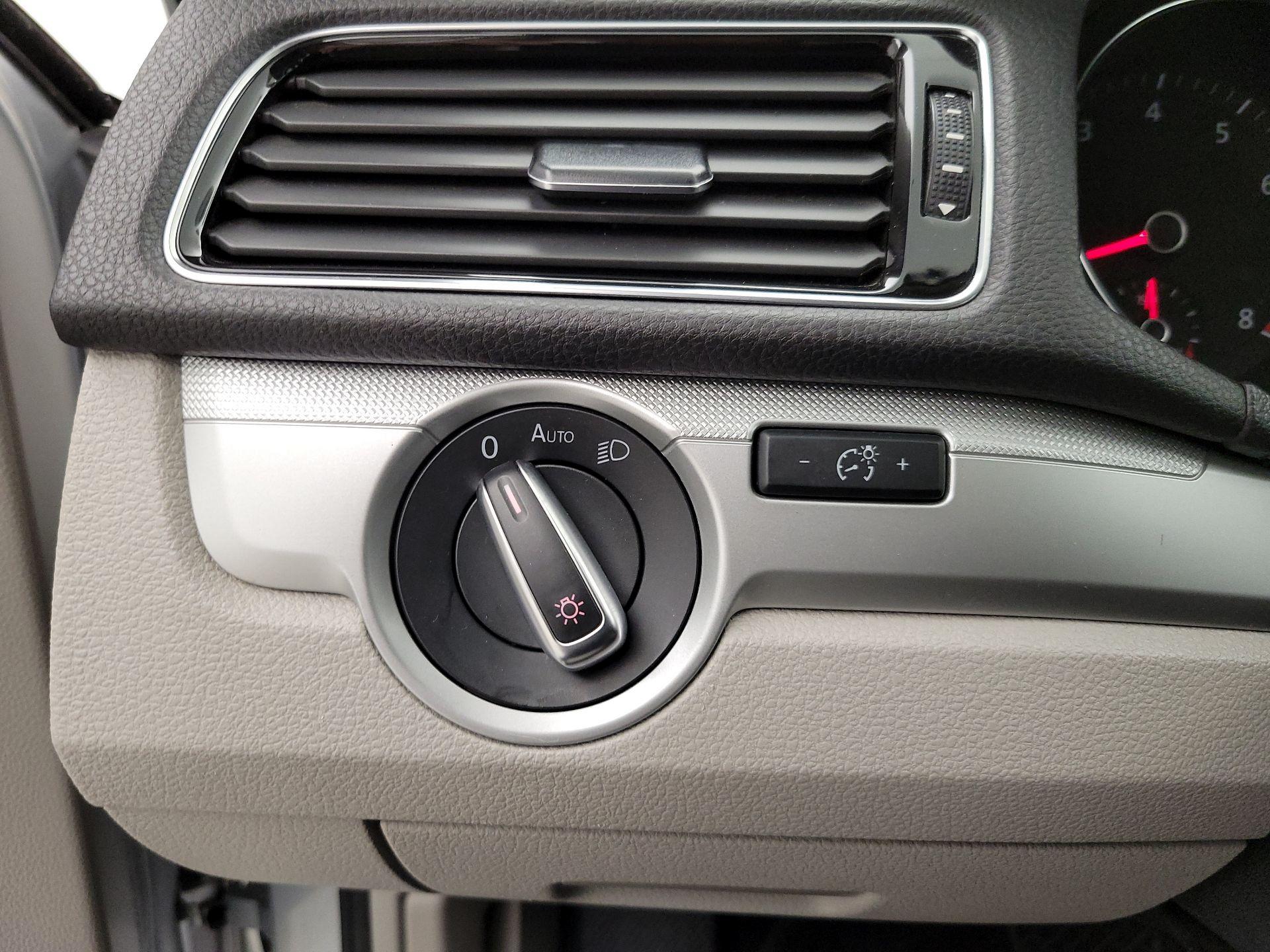 Thumbnail: 2019 Volkswagen Passat - 13