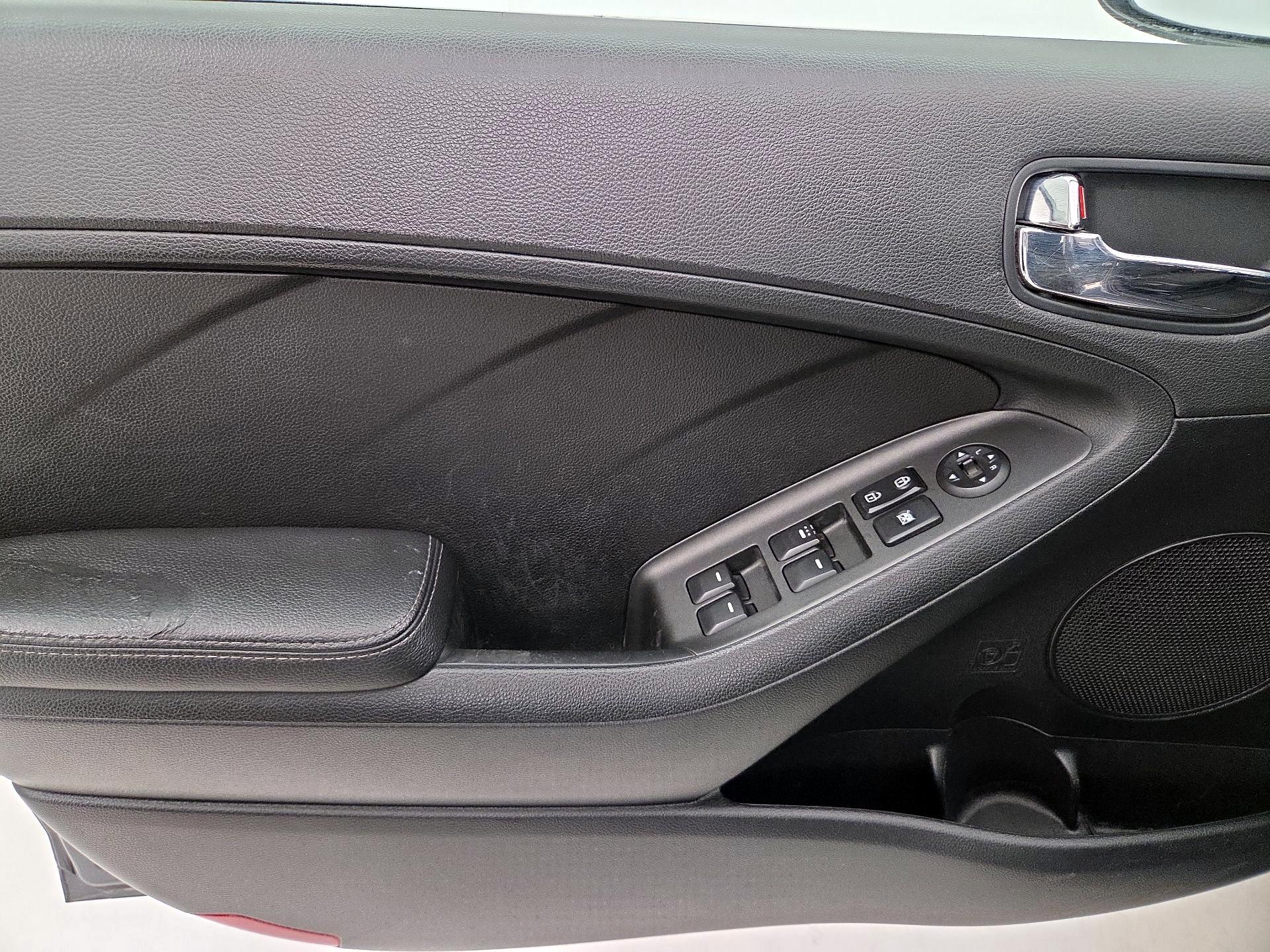 Thumbnail: 2016 Kia Forte - 12