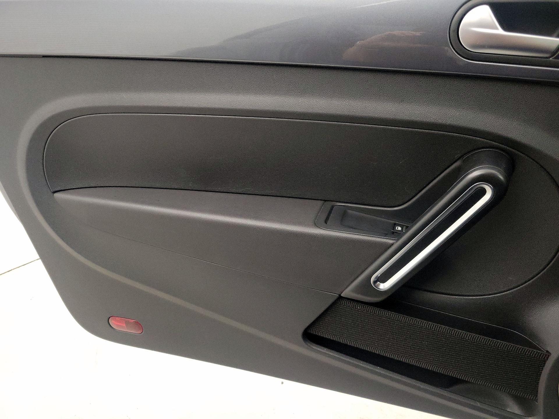 Thumbnail: 2015 Volkswagen Beetle - 12