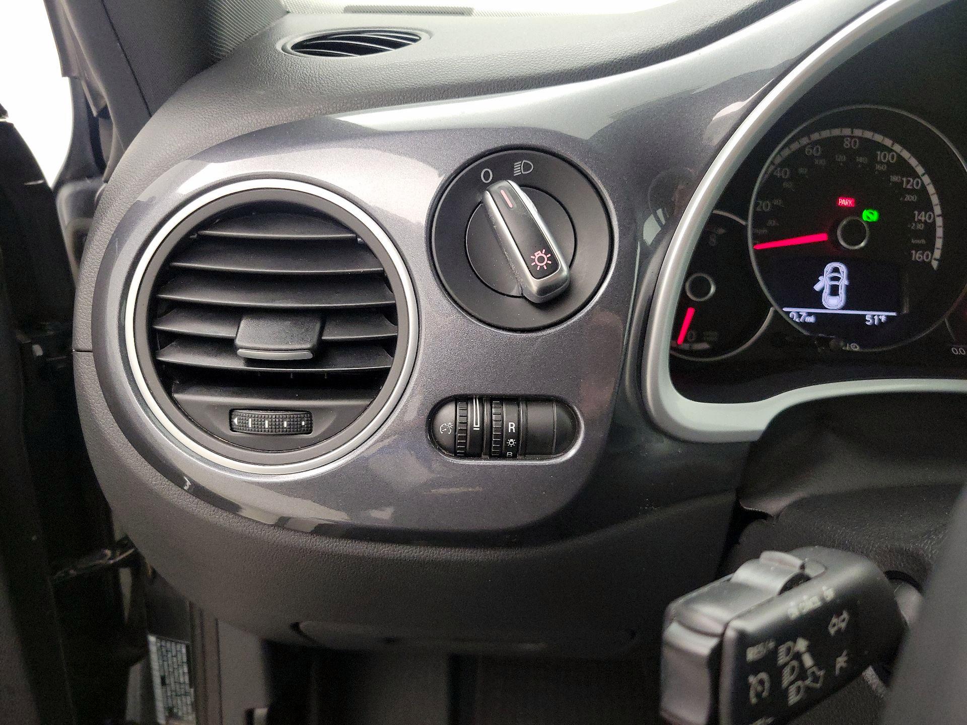 Thumbnail: 2015 Volkswagen Beetle - 13