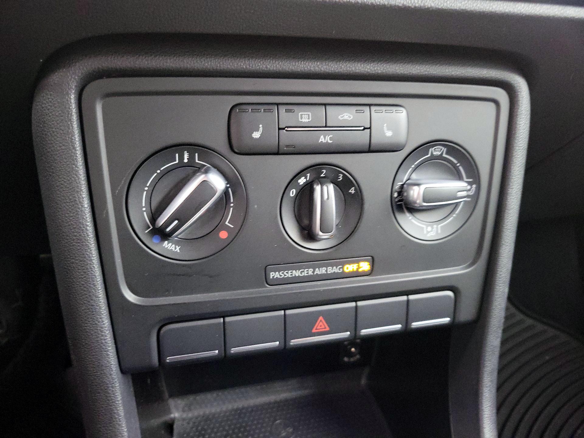 Thumbnail: 2015 Volkswagen Beetle - 15