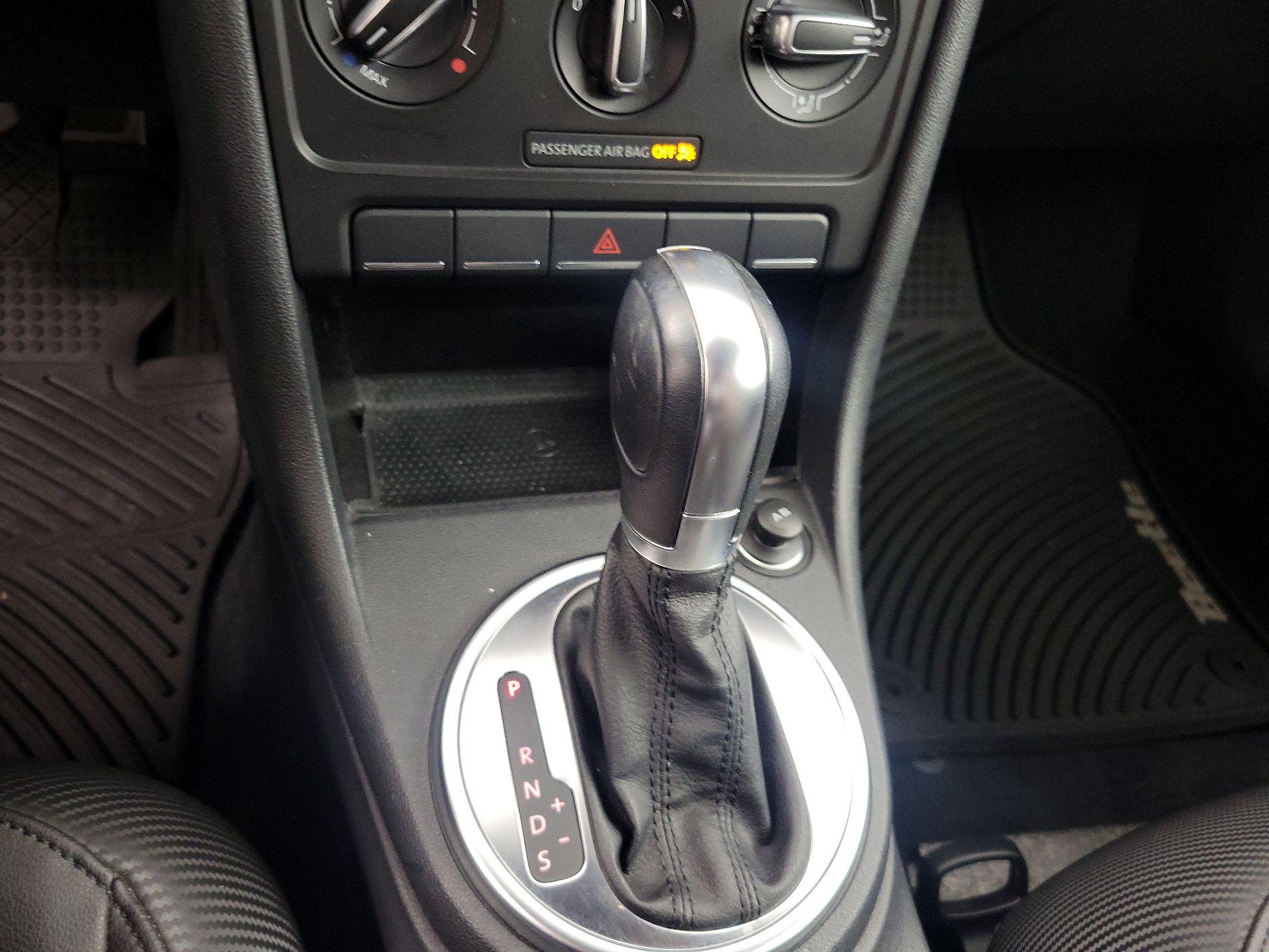 Thumbnail: 2015 Volkswagen Beetle - 16