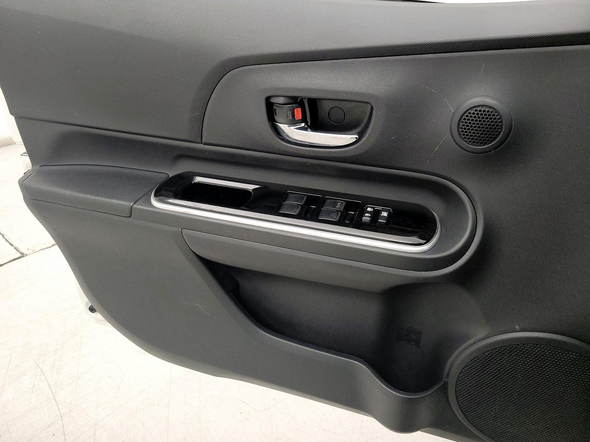 Thumbnail: 2016 Toyota Prius c - 12