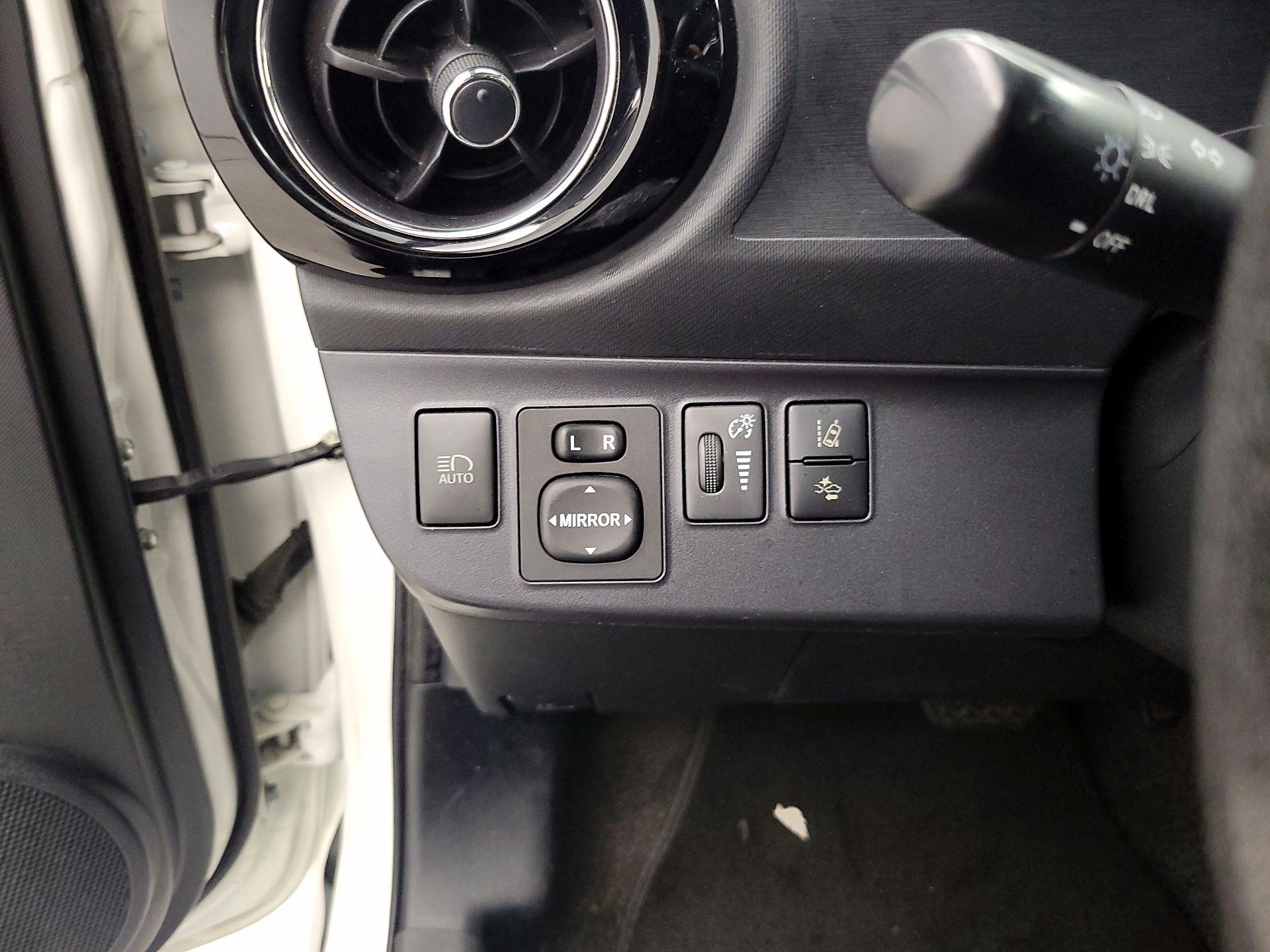 Thumbnail: 2016 Toyota Prius c - 13