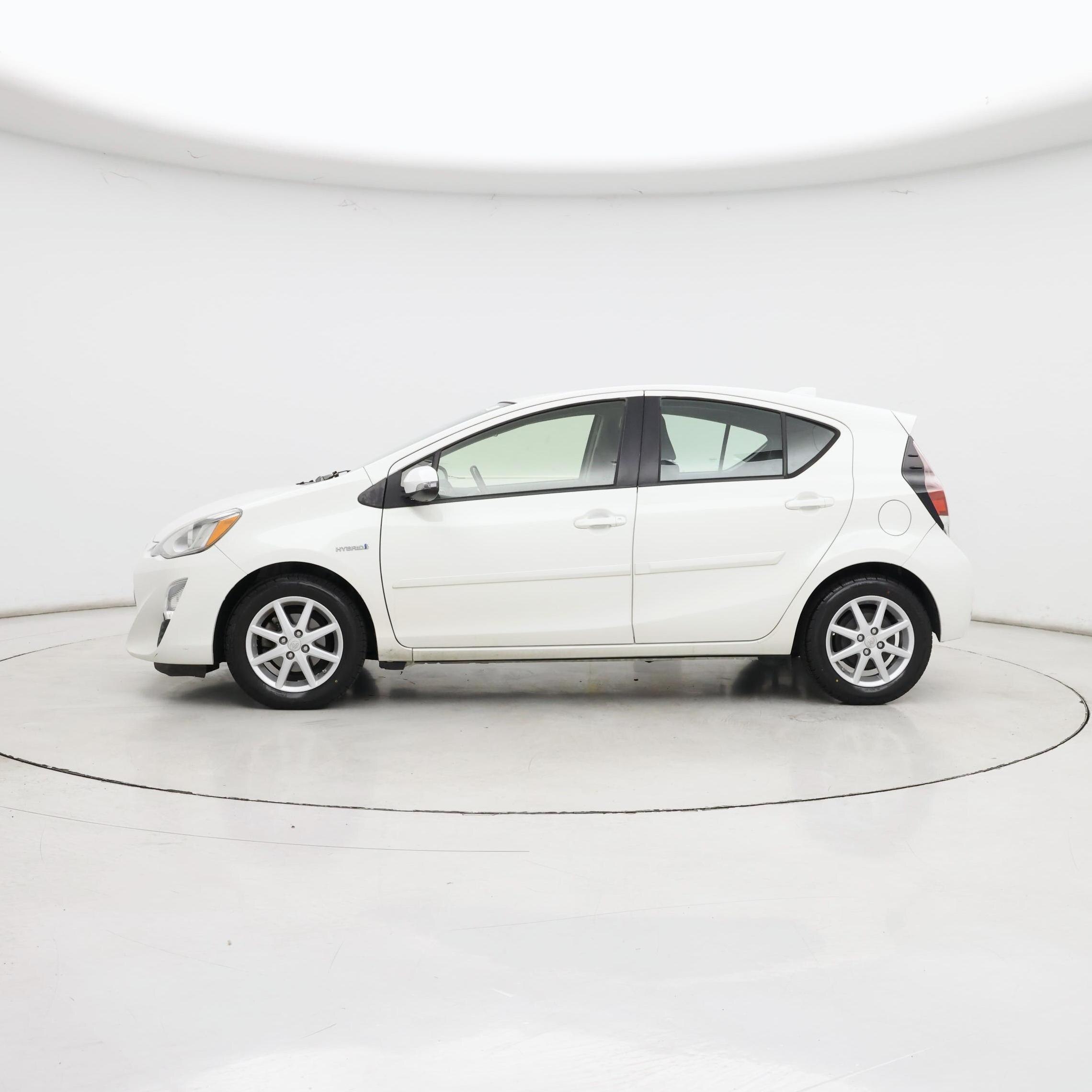 Thumbnail: 2016 Toyota Prius c - 3
