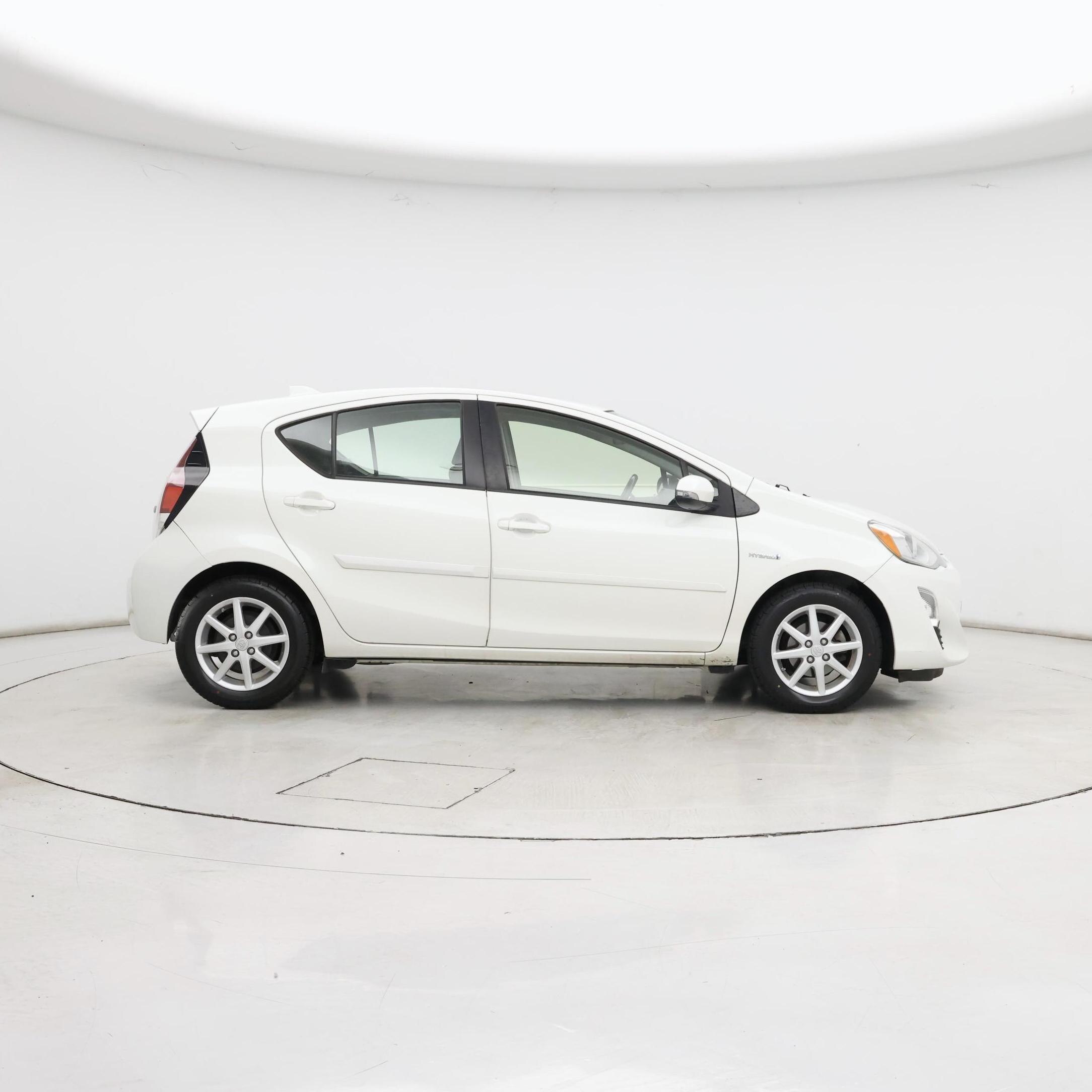 Thumbnail: 2016 Toyota Prius c - 7
