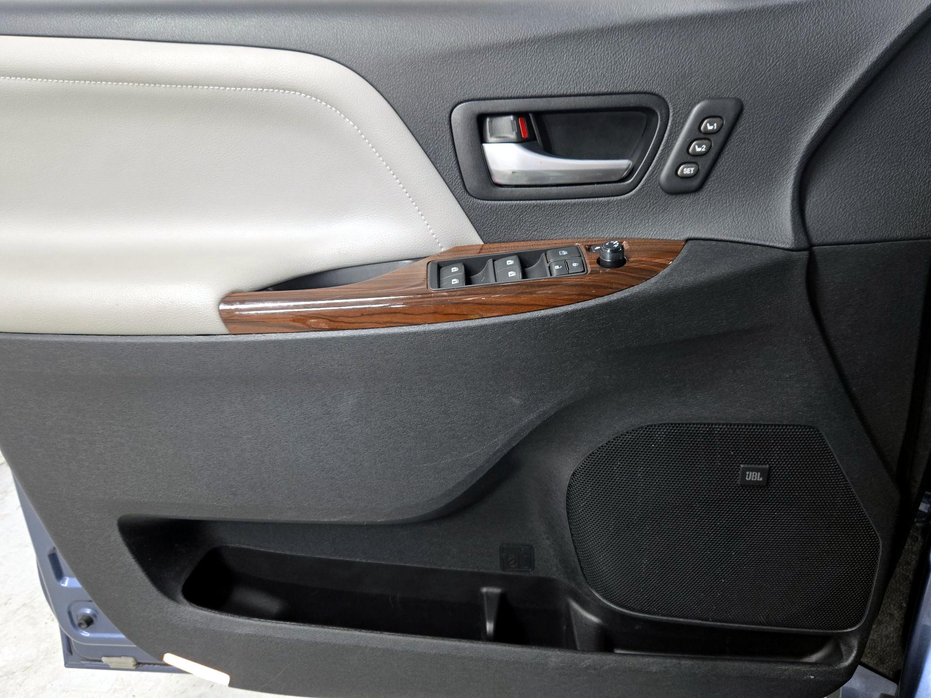 Thumbnail: 2015 Toyota Sienna - 12