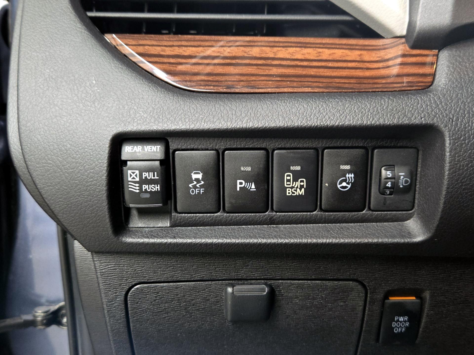 Thumbnail: 2015 Toyota Sienna - 13