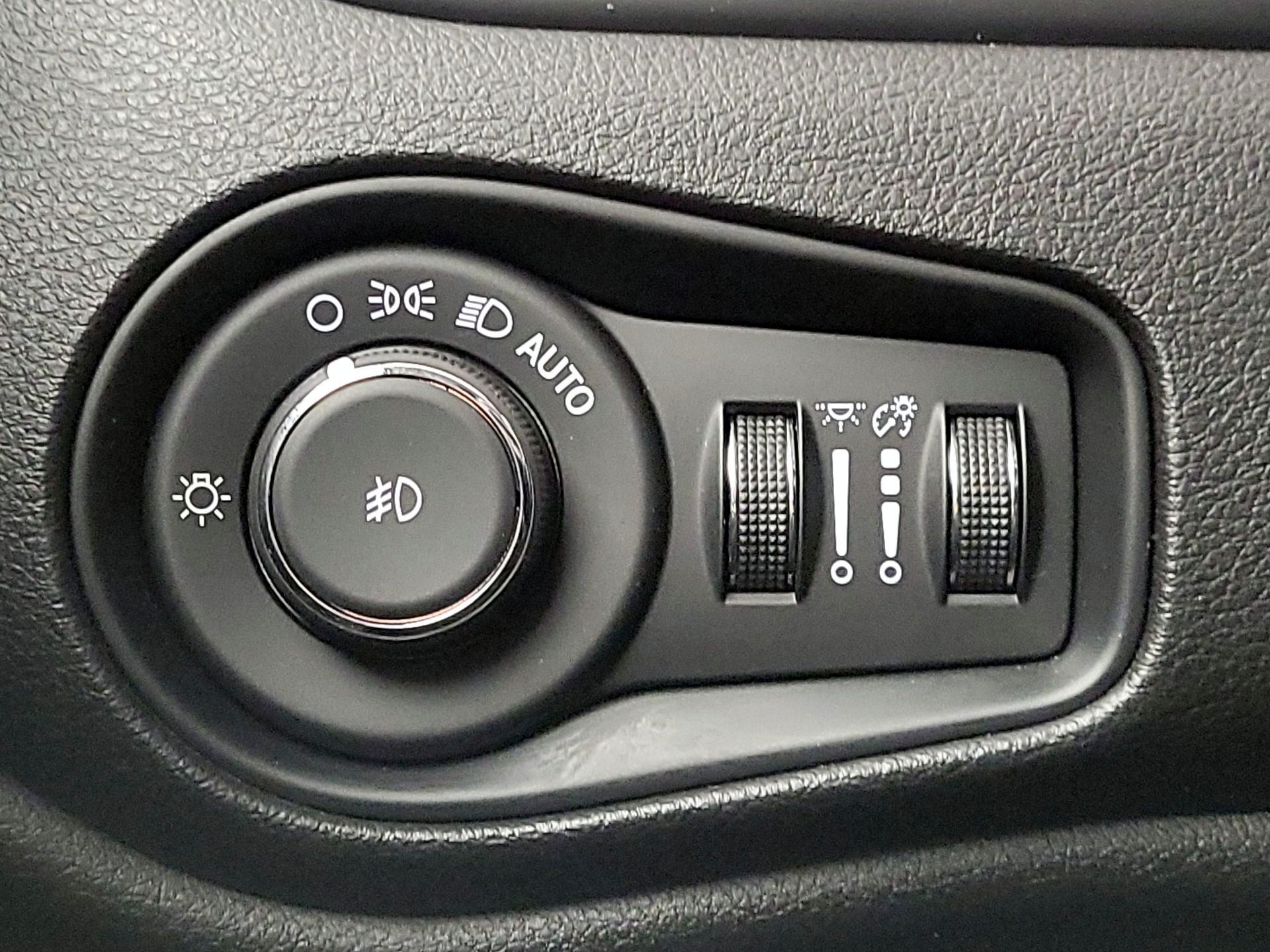 Thumbnail: 2016 Jeep Renegade - 13