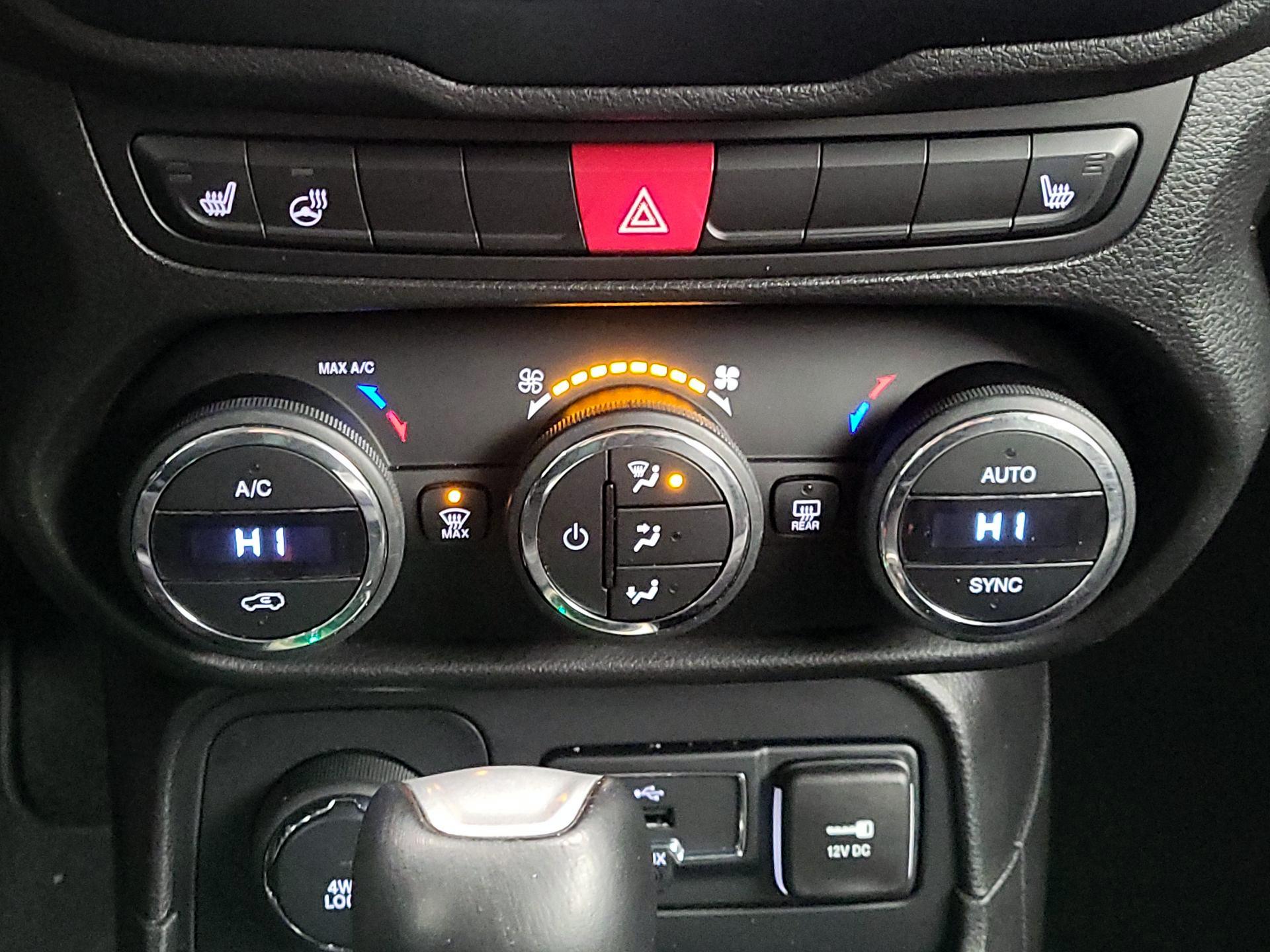 Thumbnail: 2016 Jeep Renegade - 17