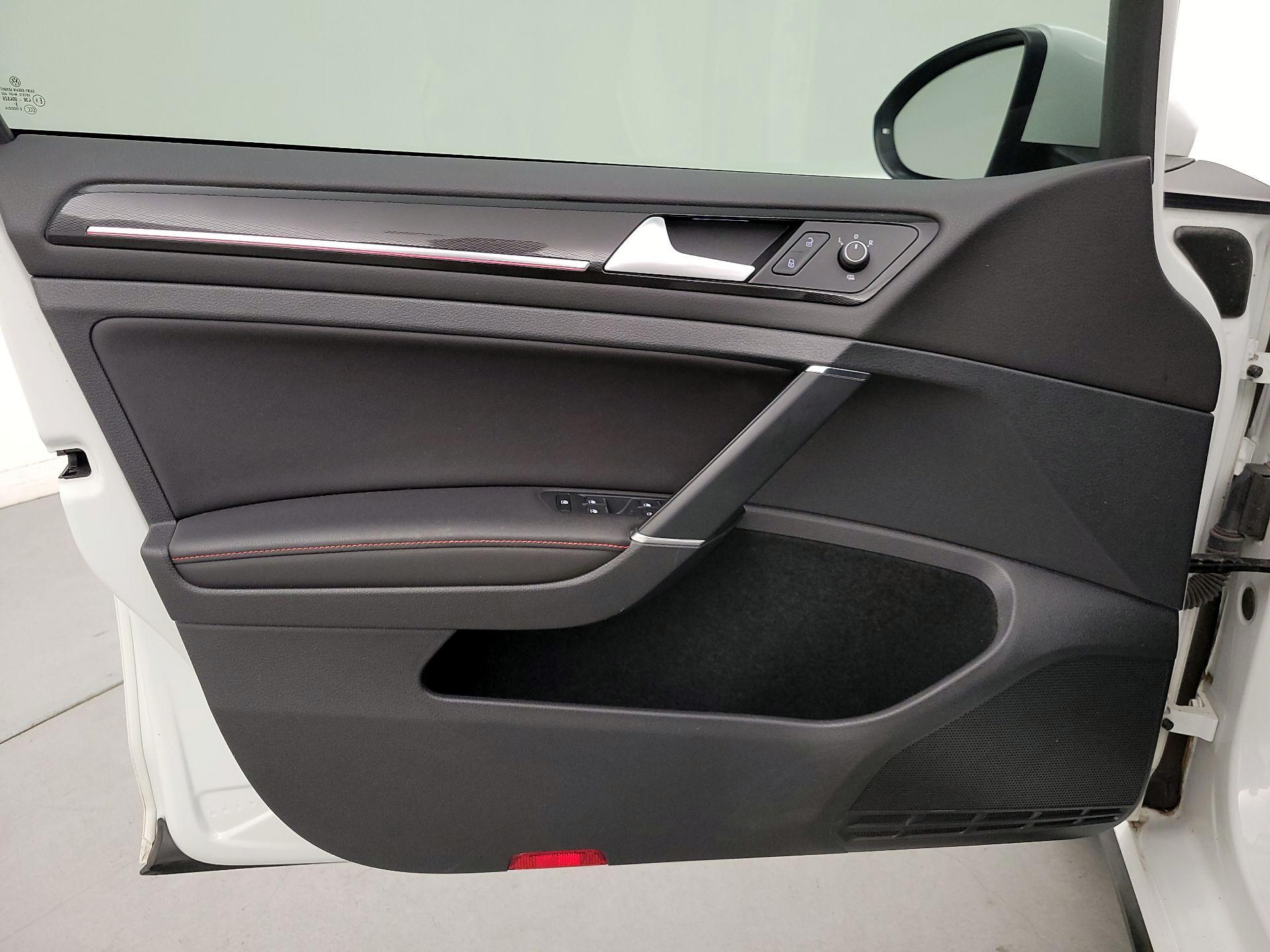 Thumbnail: 2016 Volkswagen Golf - 12