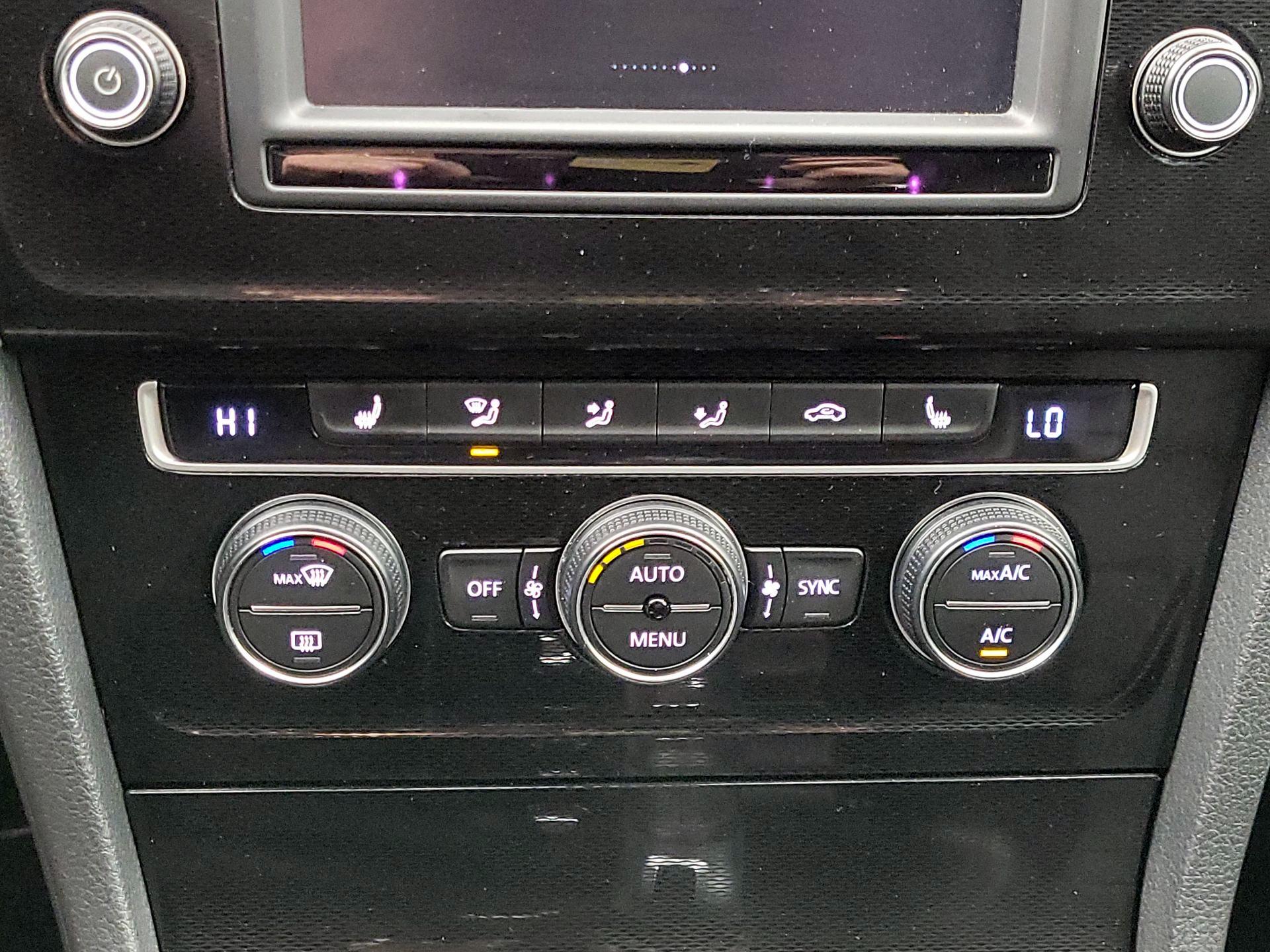 Thumbnail: 2016 Volkswagen Golf - 17