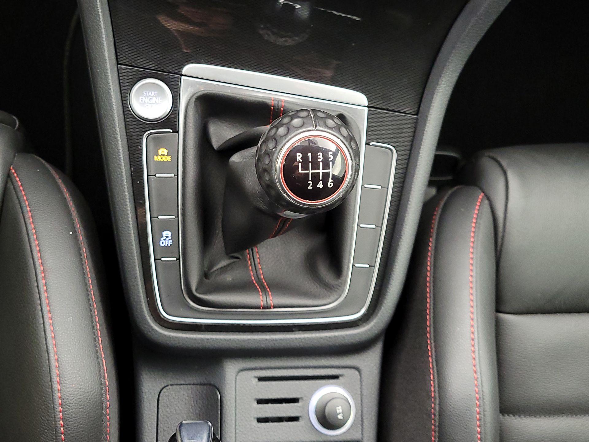 Thumbnail: 2016 Volkswagen Golf - 18