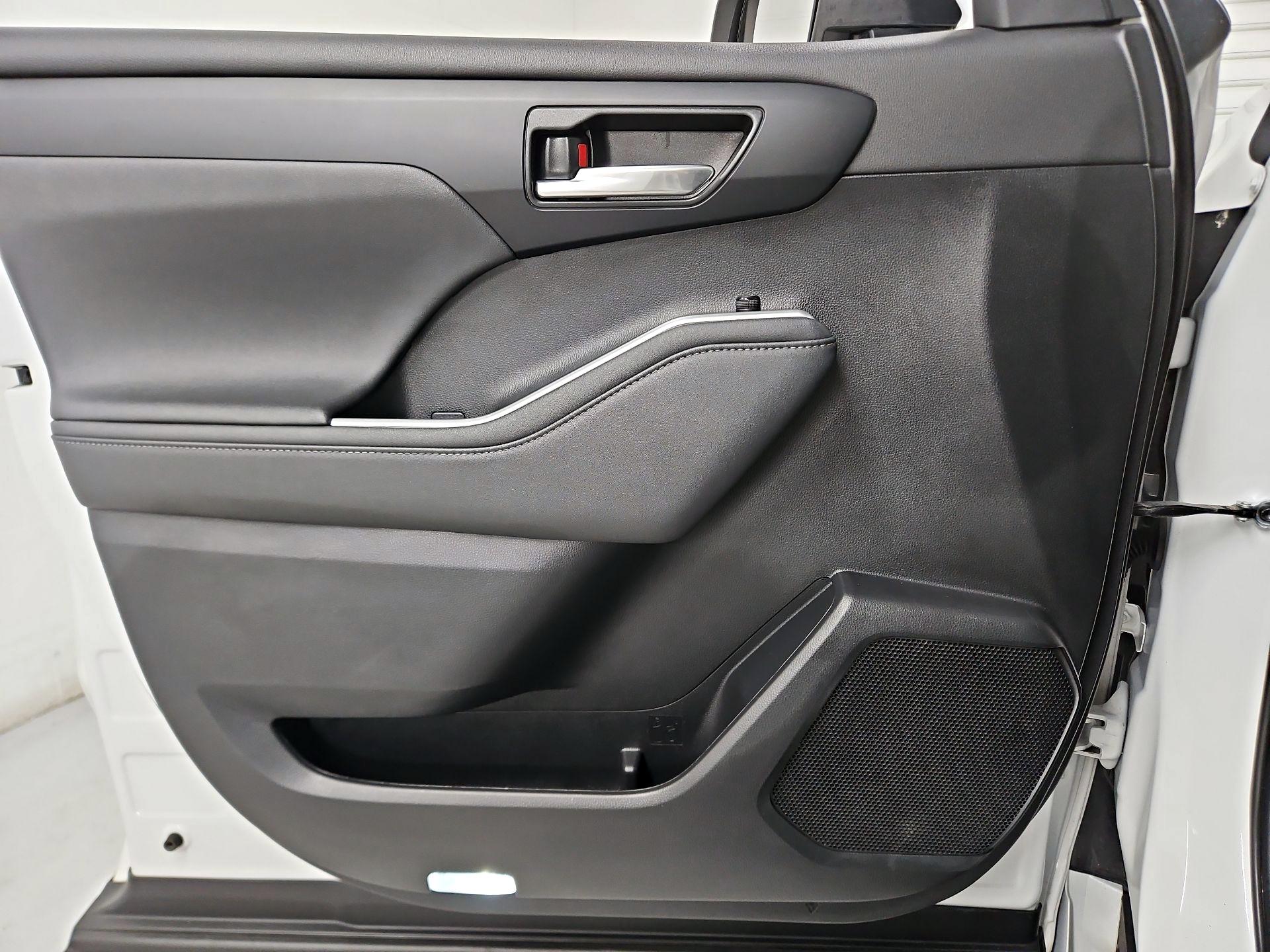 Thumbnail: 2023 Toyota Highlander - 12