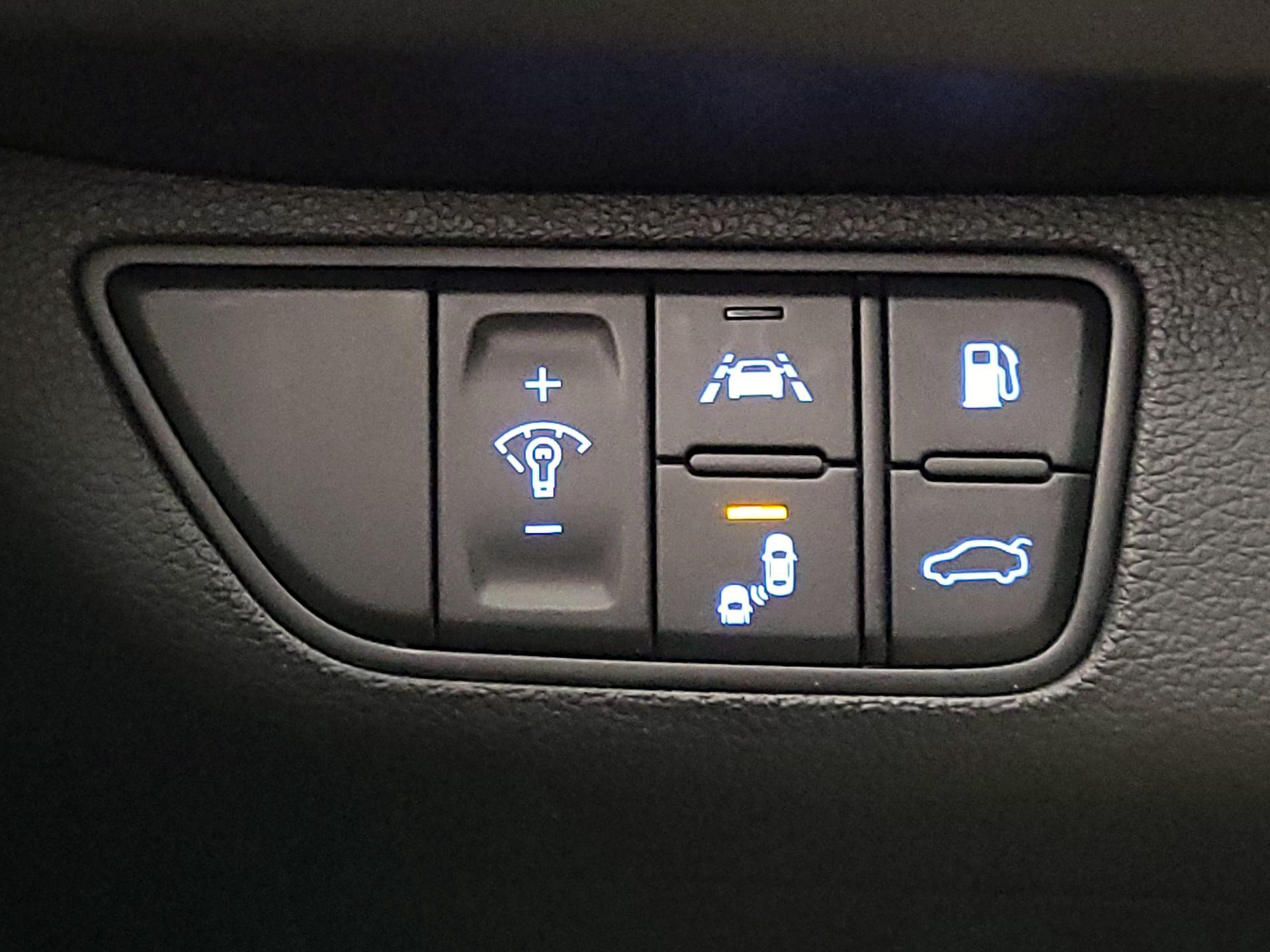 Thumbnail: 2019 Genesis G70 - 13