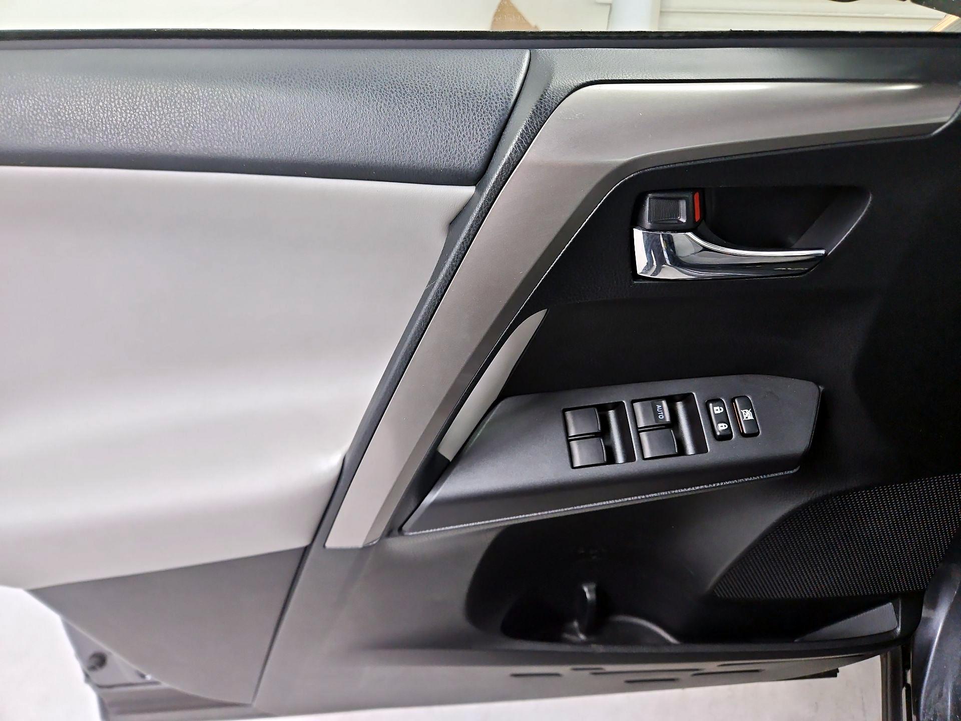 Thumbnail: 2018 Toyota RAV4 - 12